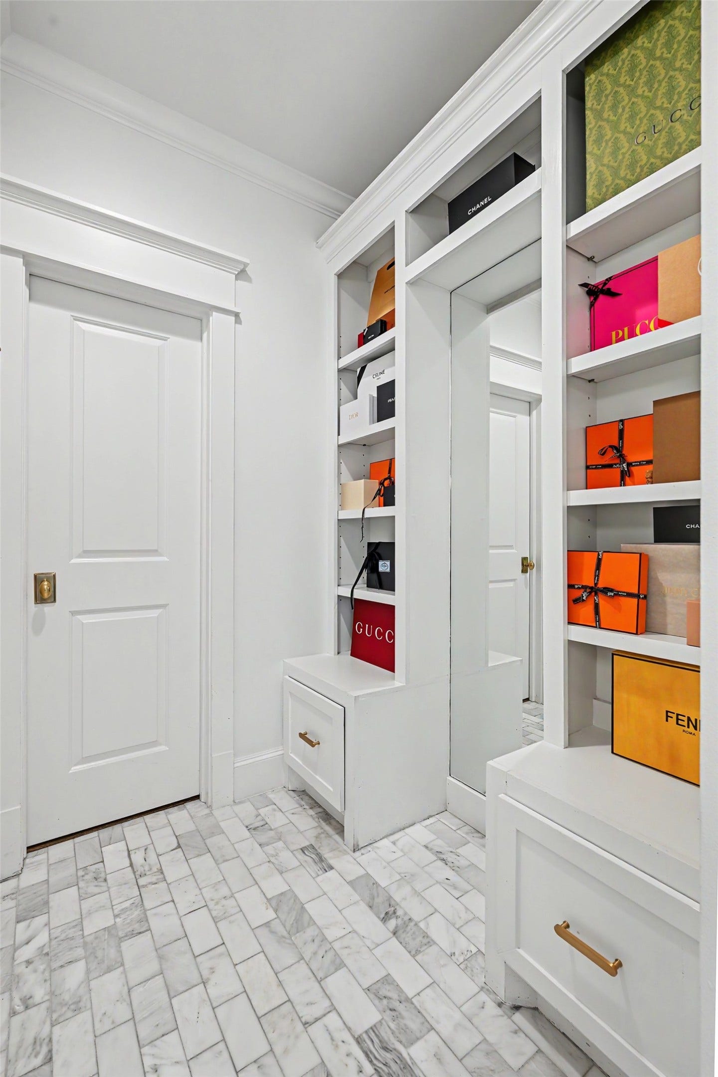 504 W 10th Street, Houston, TX 77008 Auxiliary area of the primary bathroom with full length mirror and built-in shelving for your needs. Private water closet too.