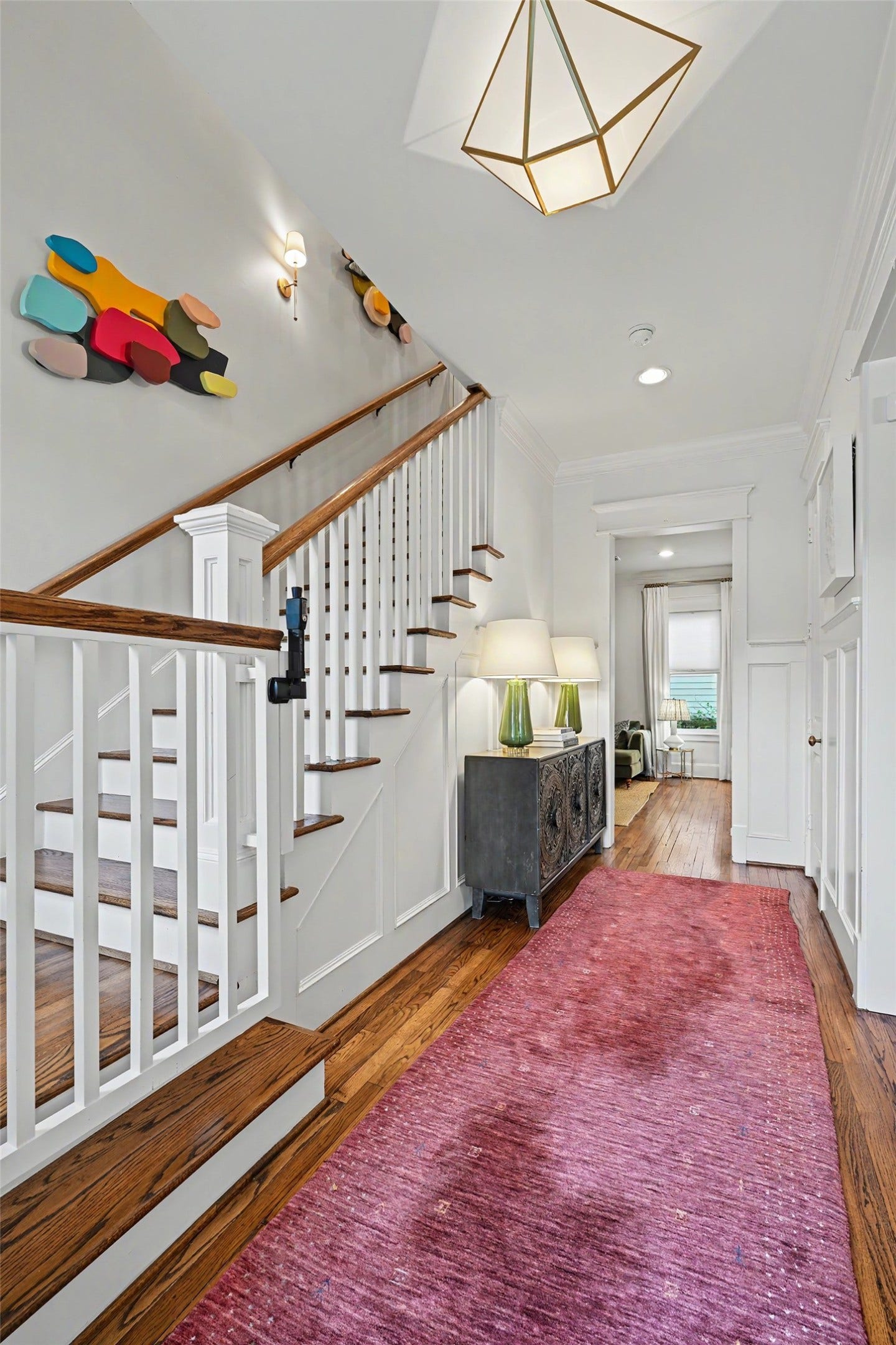 504 W 10th Street, Houston, TX 77008 Once inside you are greeted by high ceilings, hardwood floors and stunning fixtures and finishes throughout. Elegant staircase leads up to the 2nd floor with wainscotting to exemplify the craftsmanship of the home.