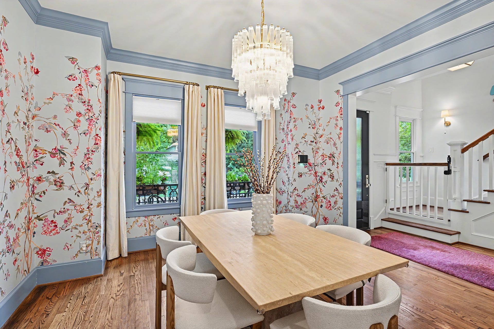504 W 10th Street, Houston, TX 77008 Entertain in style! Designer's dining room features a simply breathtaking chandelier that will make large dinner parties and holiday gatherings memorable.