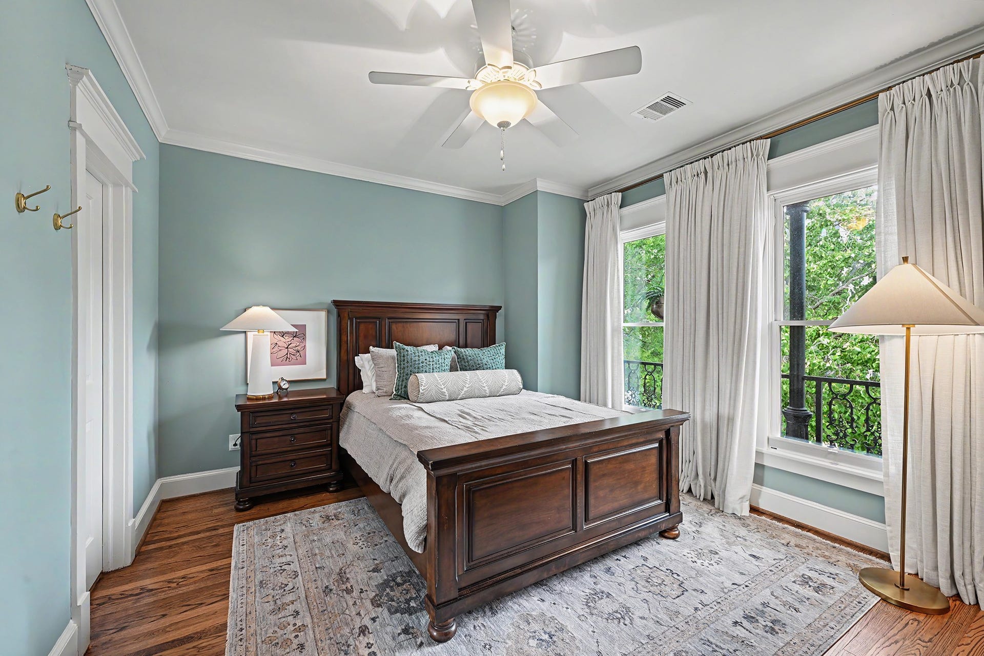 504 W 10th Street, Houston, TX 77008 One of two upstairs secondary bedrooms with hardwood floors, window treatments and good closet space.