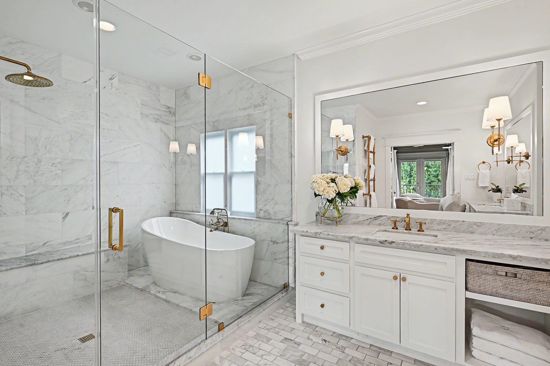 504 W 10th Street, Houston, TX 77008 Frameless glass enclosed wet room with shower and tub combination.