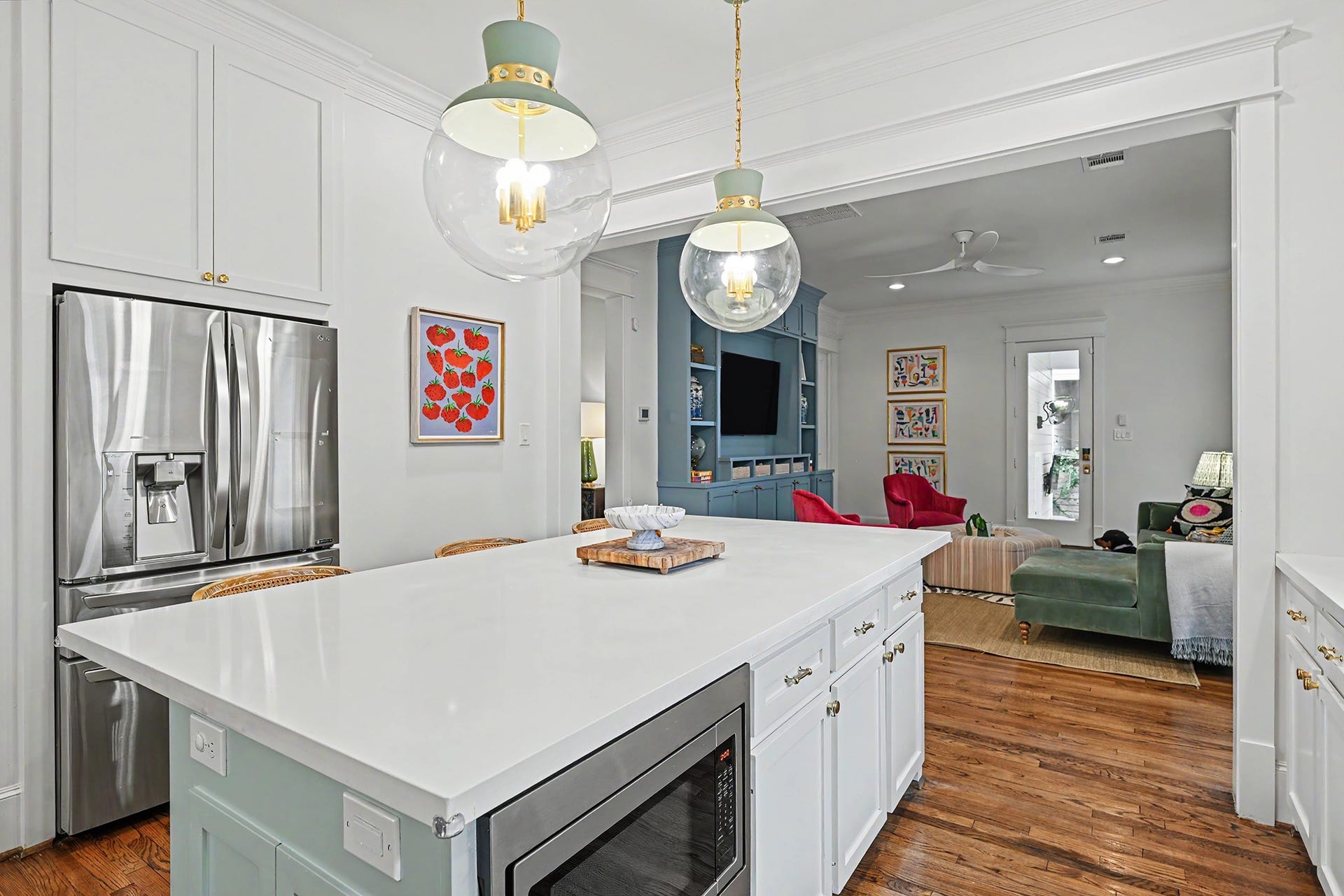504 W 10th Street, Houston, TX 77008 Perfect floorplan for everyday living and entertaining...adjoining family room off the kitchen.