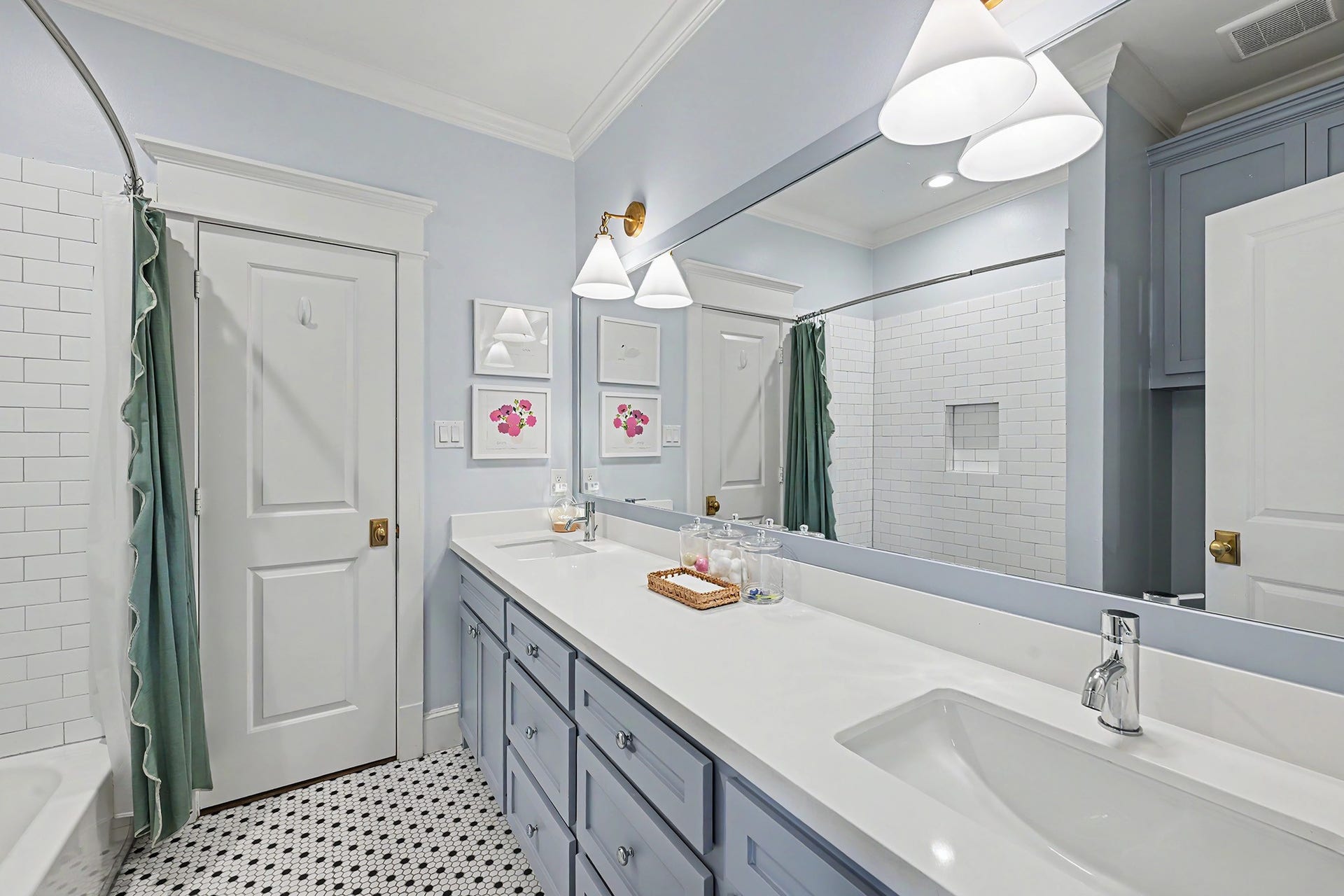 504 W 10th Street, Houston, TX 77008 Hollywood bathroom connects the secondary bedrooms with quartz counter, double sinks and shower/tub.