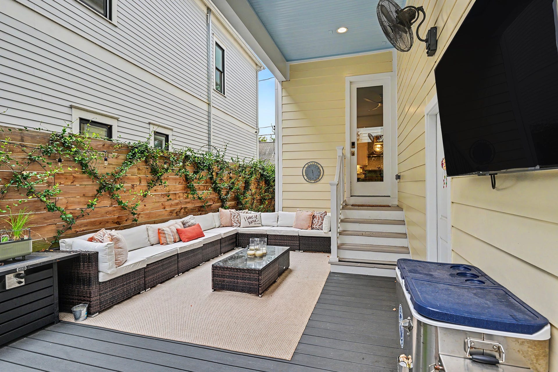 504 W 10th Street, Houston, TX 77008 Weekends will be enjoyed by all hanging out with friends and family.