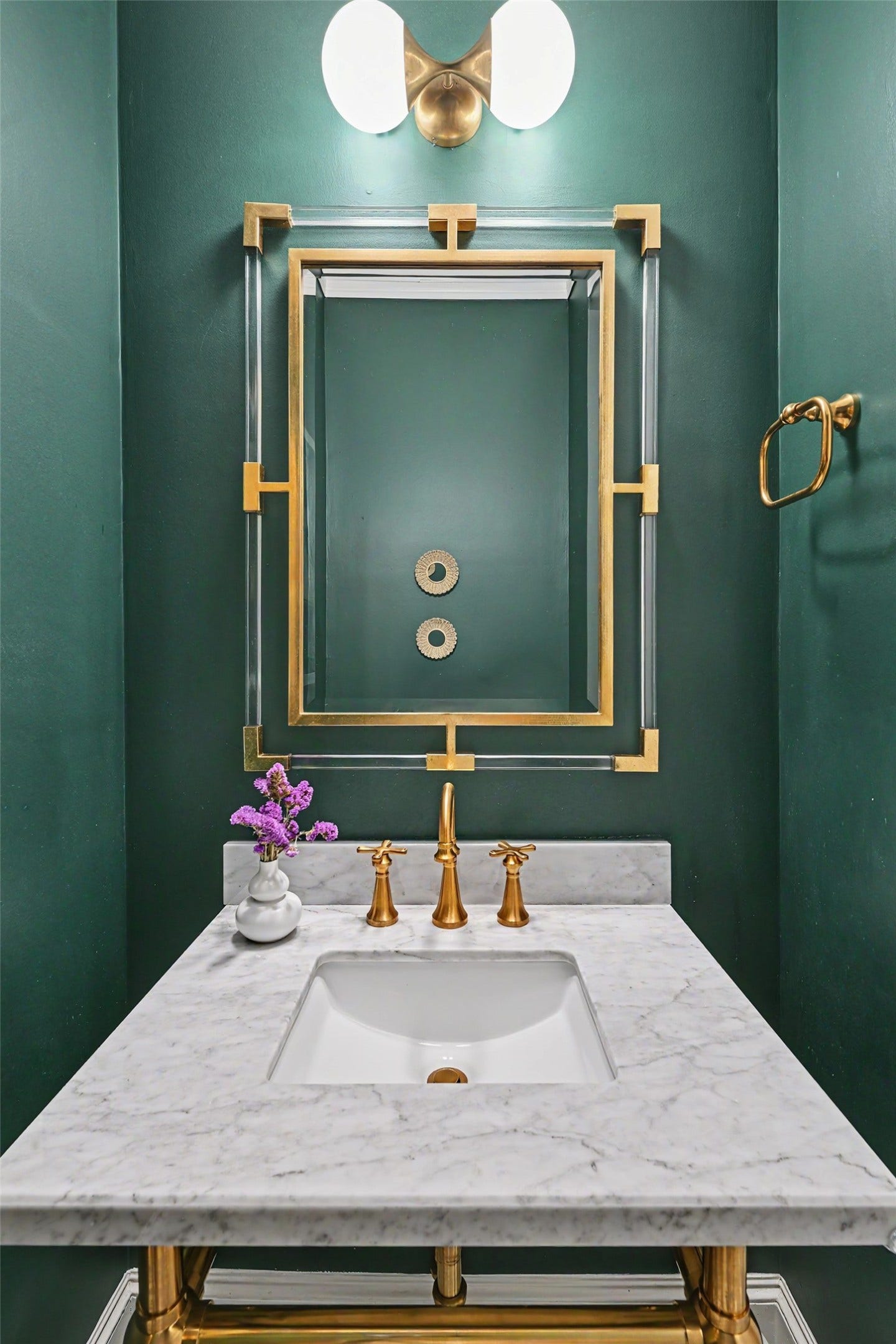 504 W 10th Street, Houston, TX 77008 Downstairs powder bathroom is exquisitely designed for guests.