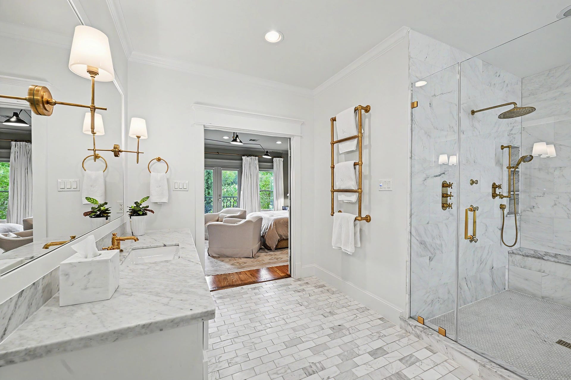 504 W 10th Street, Houston, TX 77008 You'll love getting ready in the morning or preparing for a night on the town!