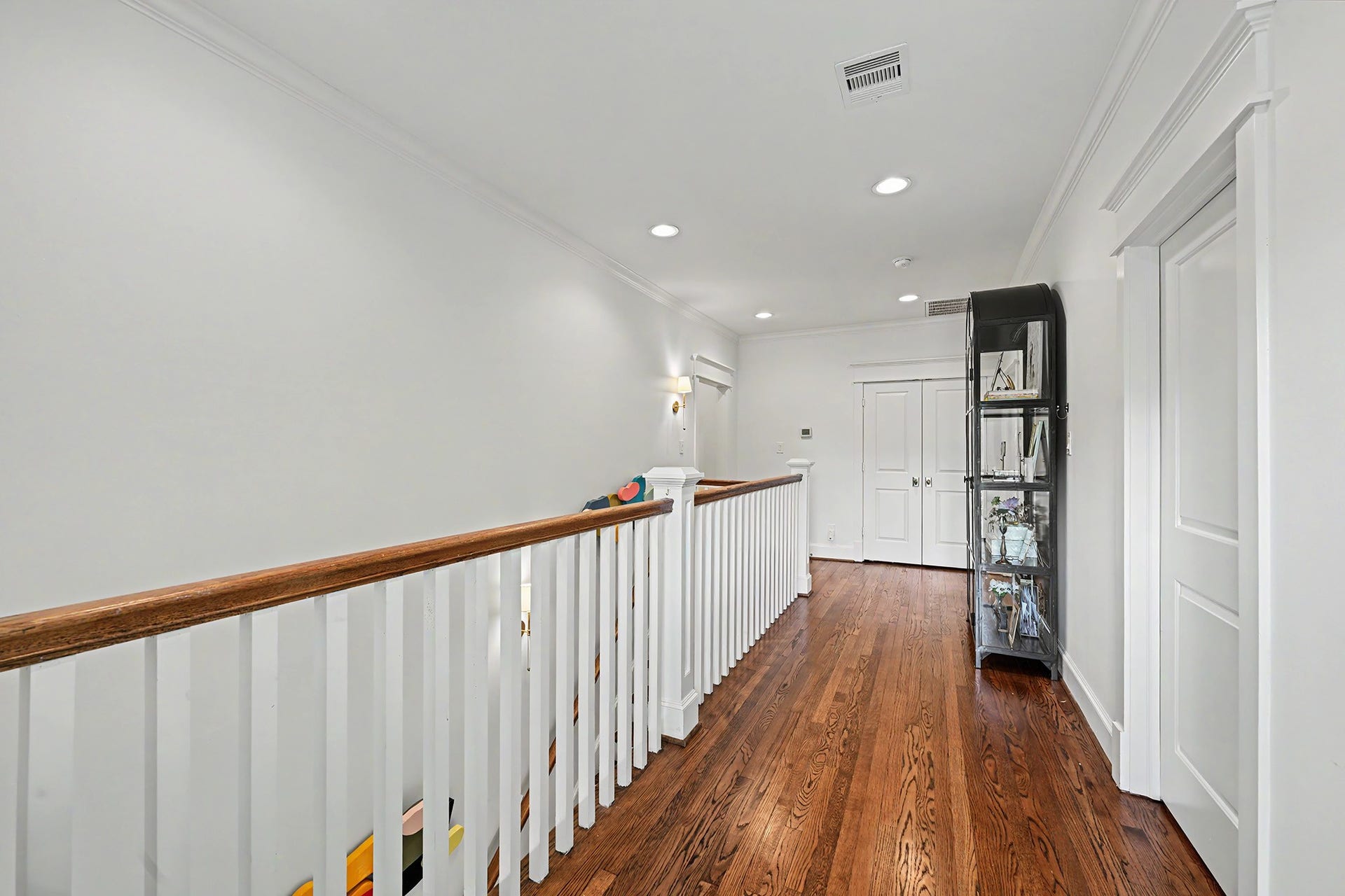 504 W 10th Street, Houston, TX 77008 Second floor is bright and airy. From here the secondary bedrooms are to the right, linen closet straight ahead, vestibule to the left which leads to the laundry room and primary bedroom.