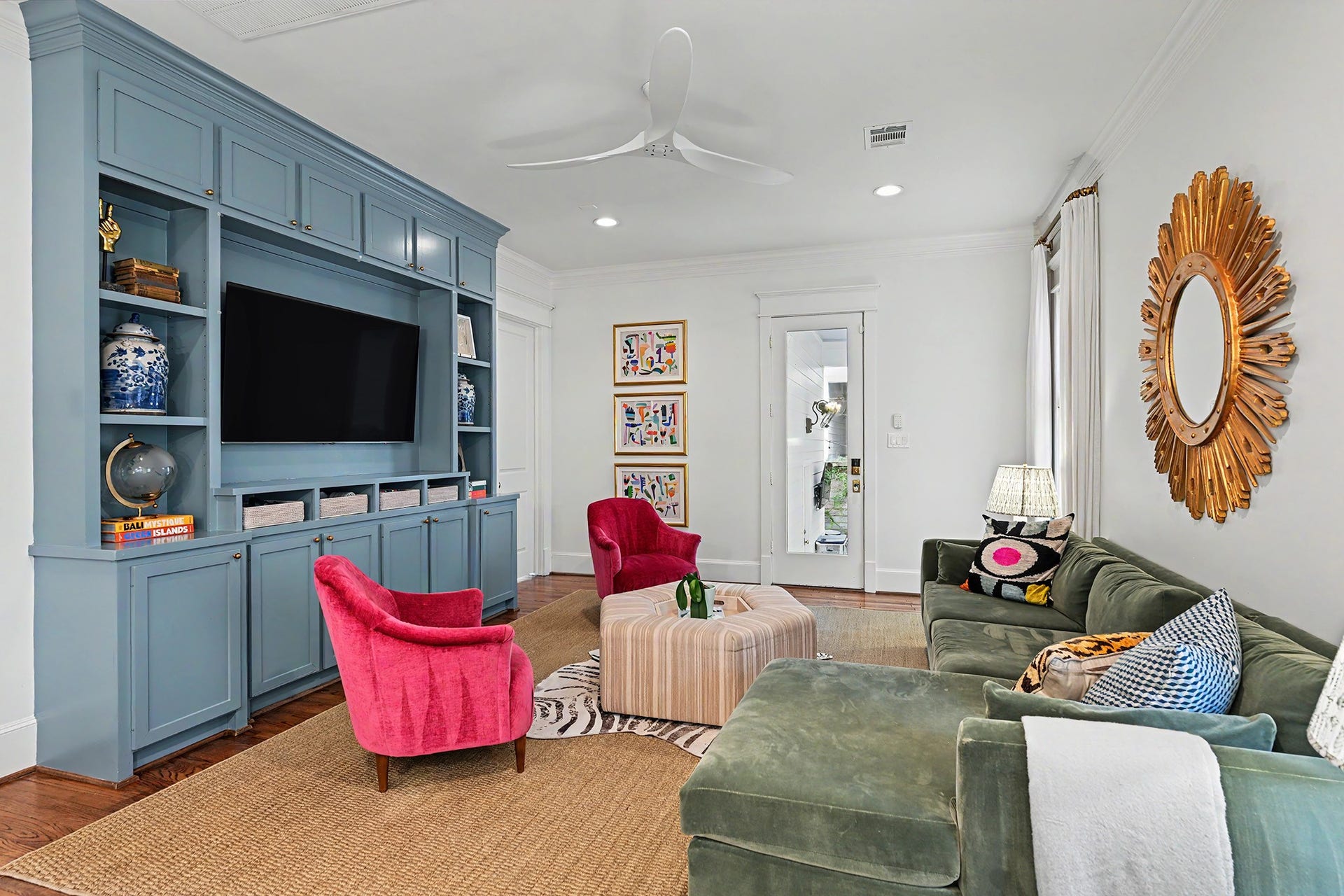 504 W 10th Street, Houston, TX 77008 Spacious and relaxing family room is set with custom built-in entertainment center along with being wired for sound. Also throughout the house are light dimming swithes.