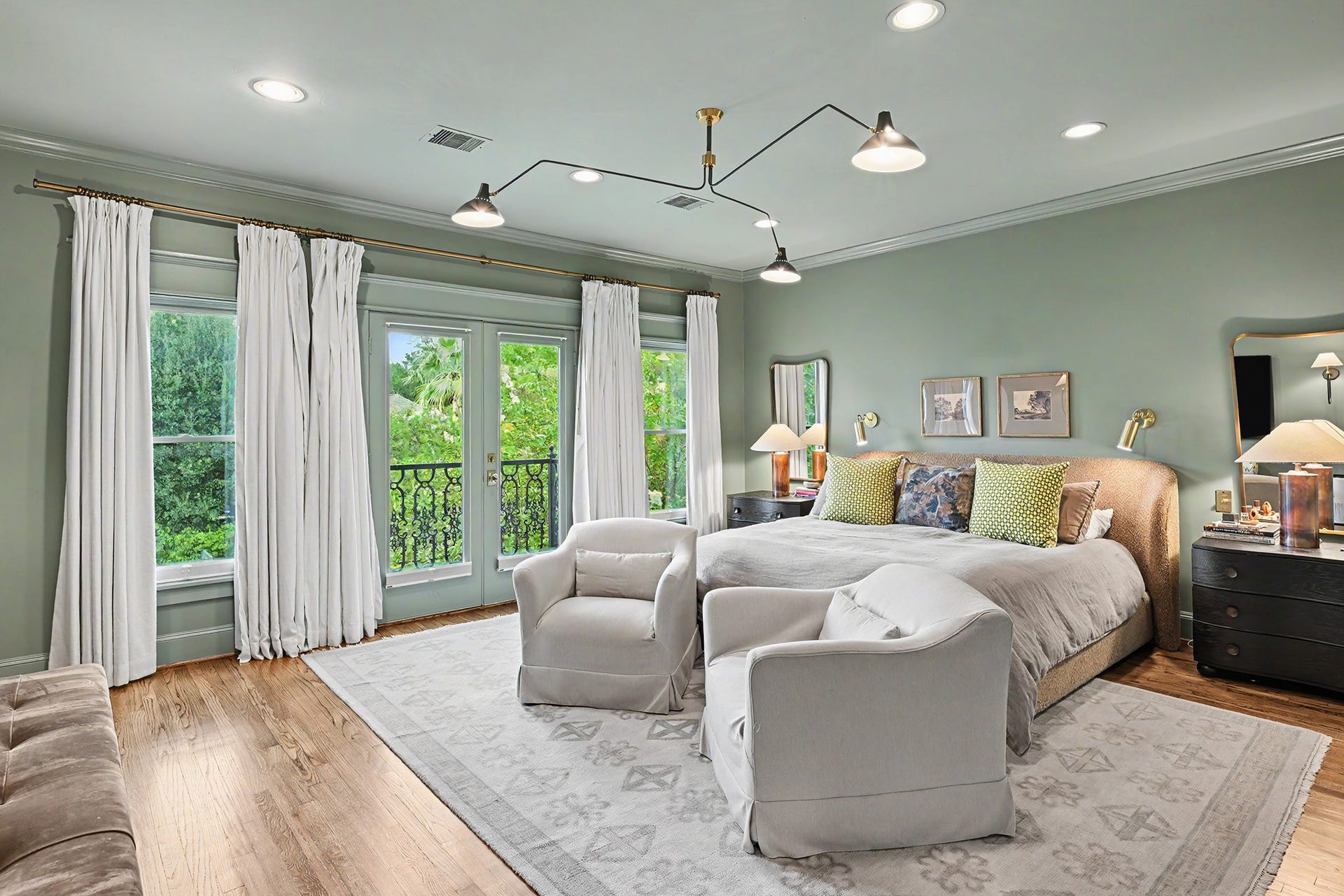 504 W 10th Street, Houston, TX 77008 Pure divine! Primary bedroom suite is well-appointed with sitting area, wall reading lights, blackout window treatments, private balcony and two walk-in closets.