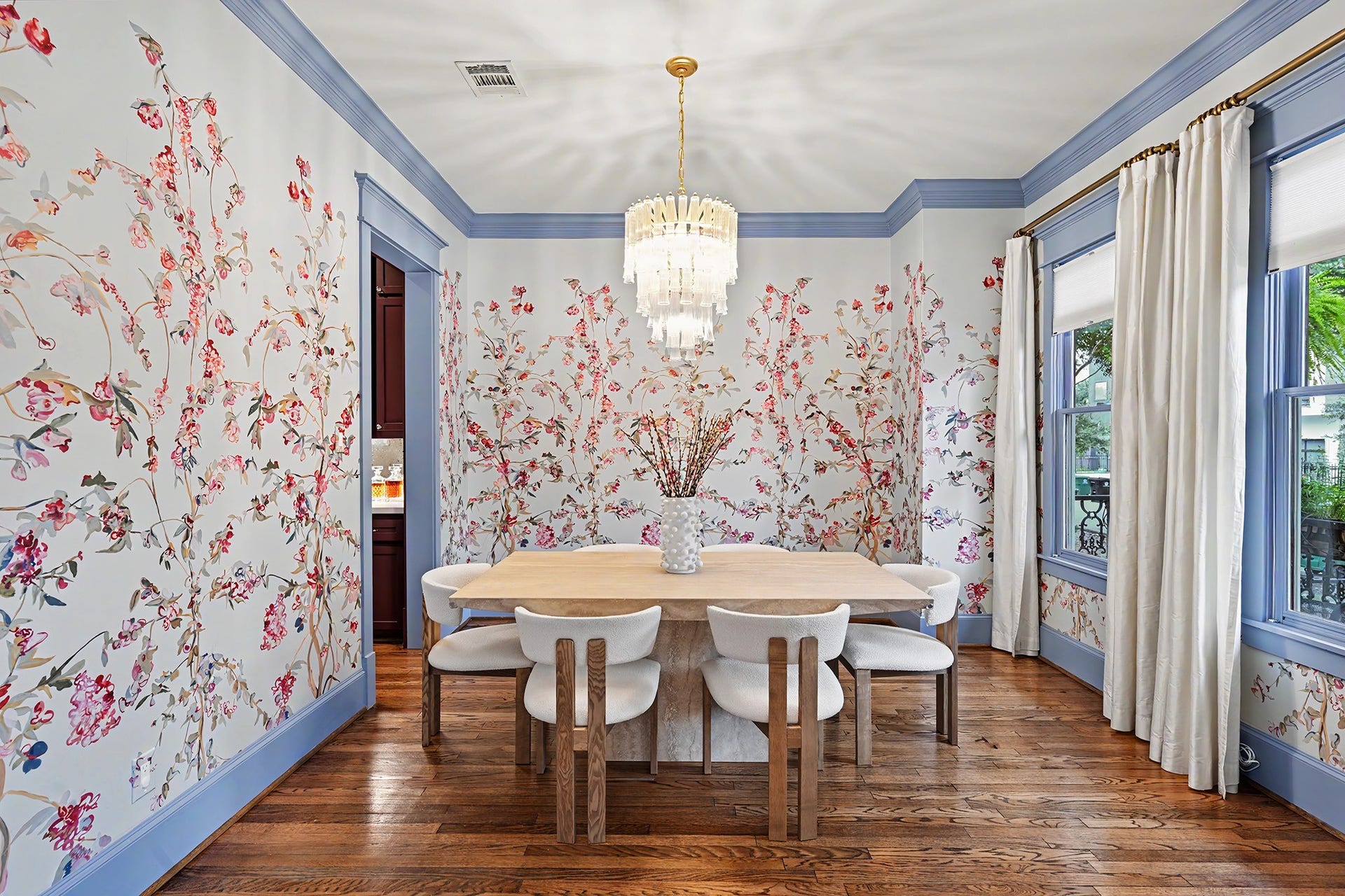504 W 10th Street, Houston, TX 77008 A second look at the dining room that is highlighted by wallpaper of hand-painted panels designed specifically for the space.