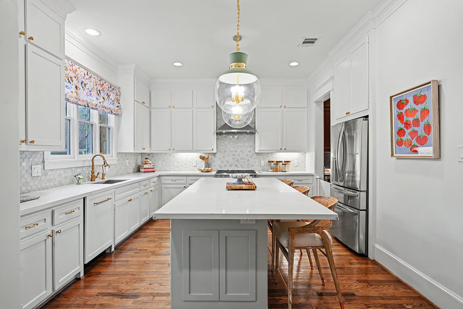 504 W 10th Street, Houston, TX 77008 A true gourmet kitchen offers quartz counters, stainless steel appliances, island with counter seating and abundant cabinet space.