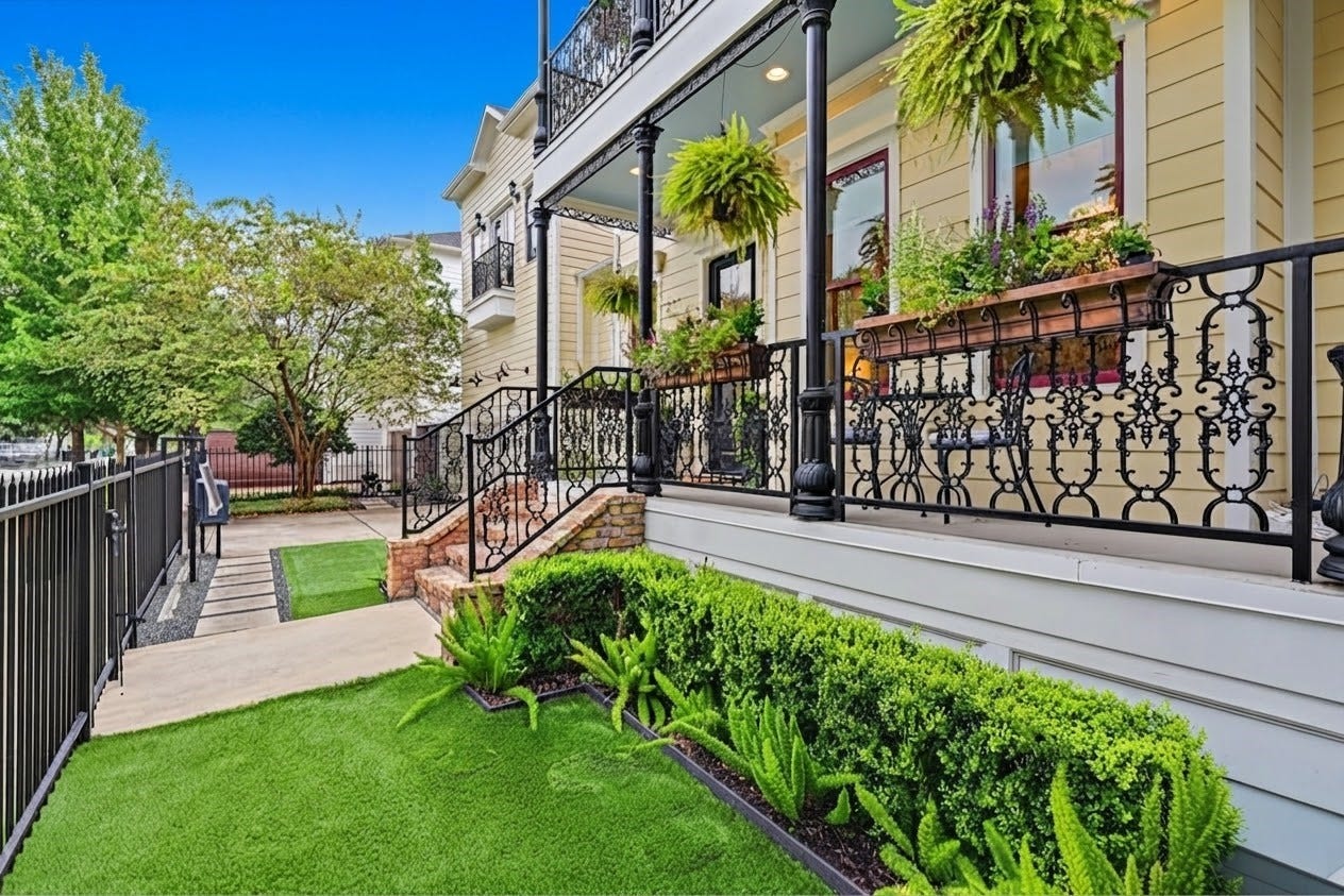 504 W 10th Street, Houston, TX 77008 Inside the fully fenced front yard is a nice size yard with lush landscaping, easy to maintain turf and sprinkler system. Automatic driveway gate opens to extra off-street parking and 2 car garage.