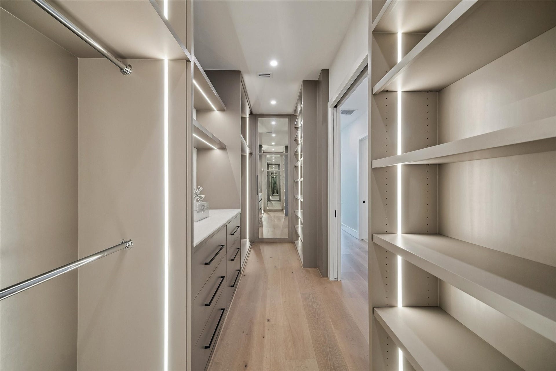 511 W Polk Street, Houston, TX 77019 511 W Polk Street, Houston, TX 77019