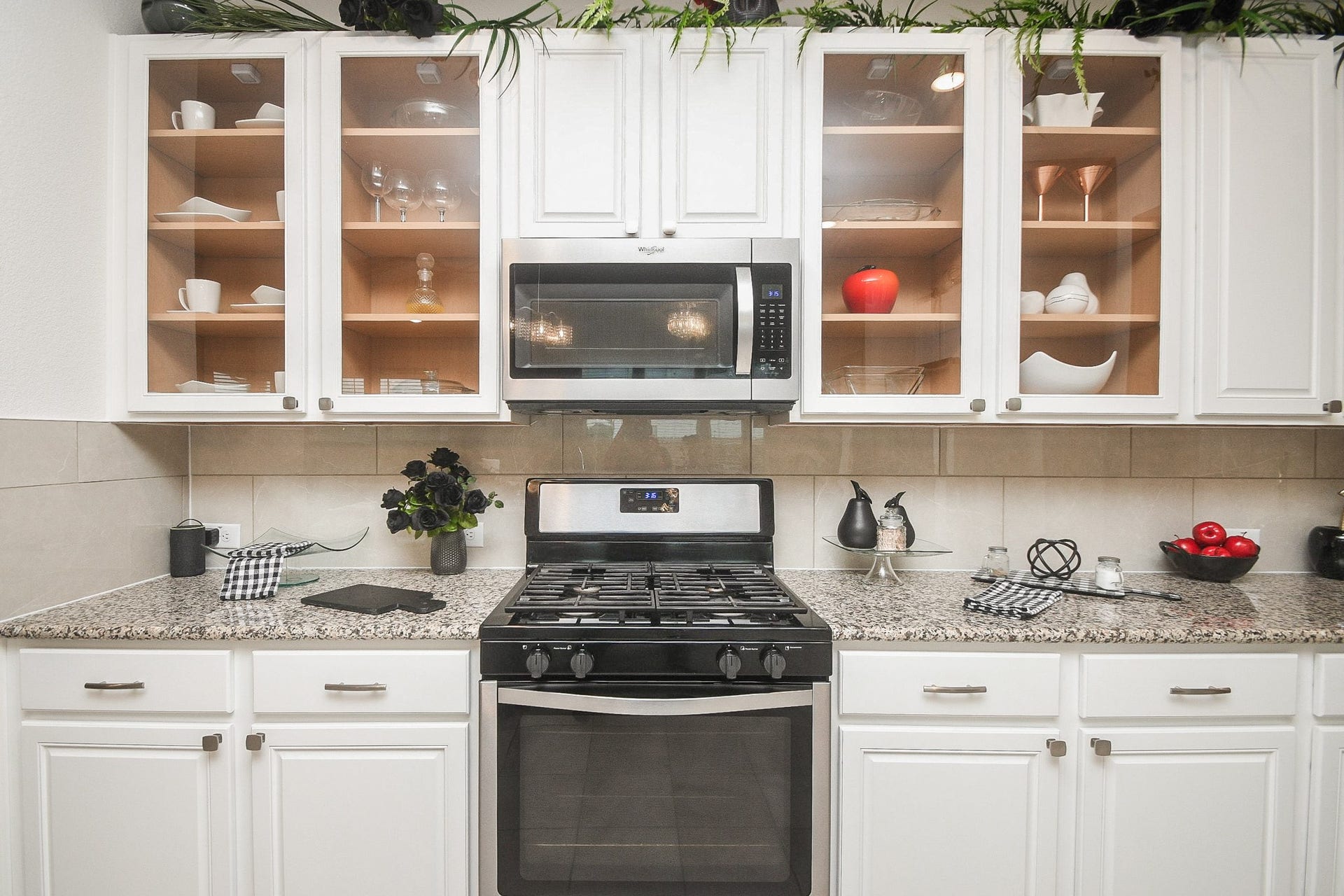 22523 Strathmore Drive, Richmond, TX 77469 This sturdy cooktop is ready to serve up family breakfasts and even fine dining. This kitchen has tons of cabinetry, up and down with a gorgeous new glass kitchen cabinets above means tons of convenient storage, with counters everywhere for comfort and easy tasking.