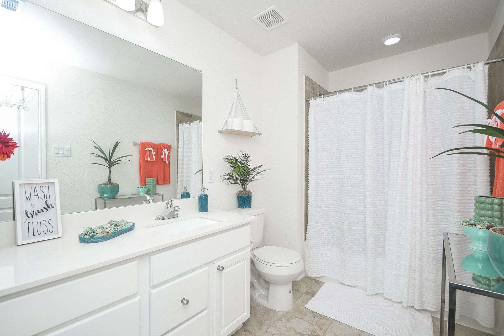 22523 Strathmore Drive, Richmond, TX 77469 This second bath is inviting with combined shower/bathtub for easy options located upstairs.