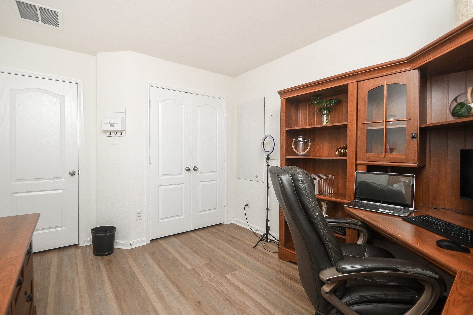 22523 Strathmore Drive, Richmond, TX 77469 Secondary bedroom easily accesses hallways on the second floor.