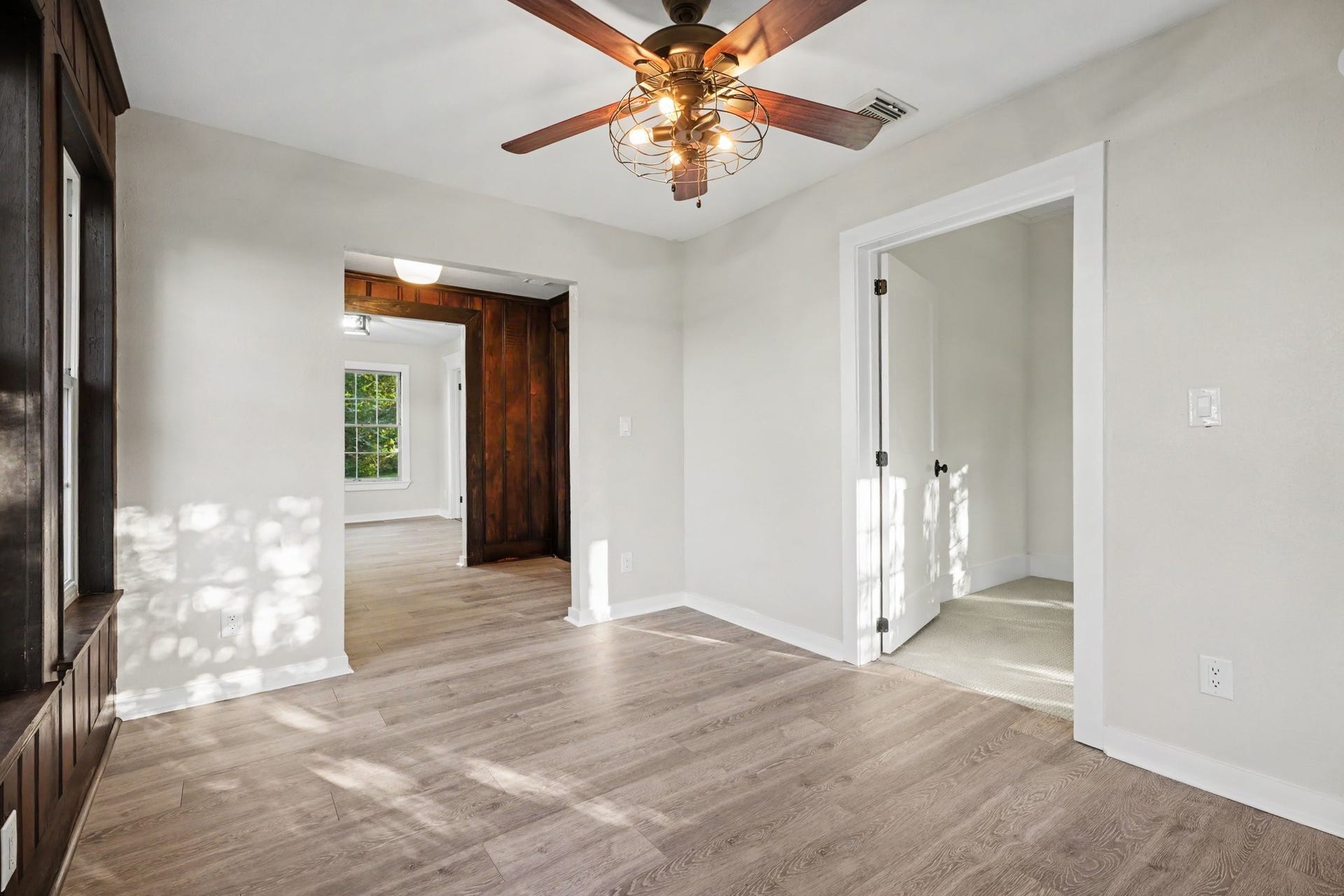 A second view of this front flex room