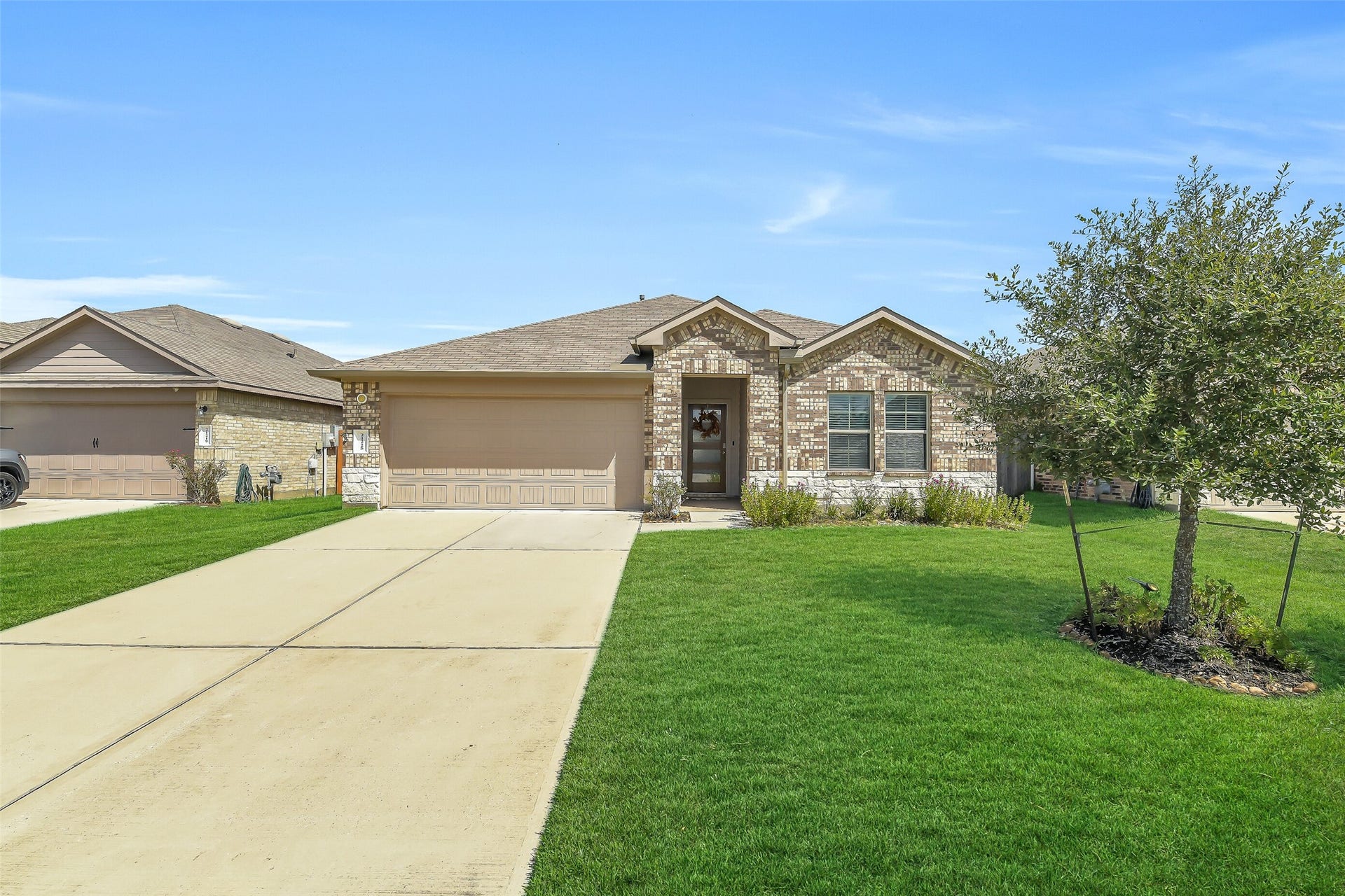 21225 Ivy Woods Court, New Caney, TX 77357 Spacious 2 car driveway, lawn is beautiful!