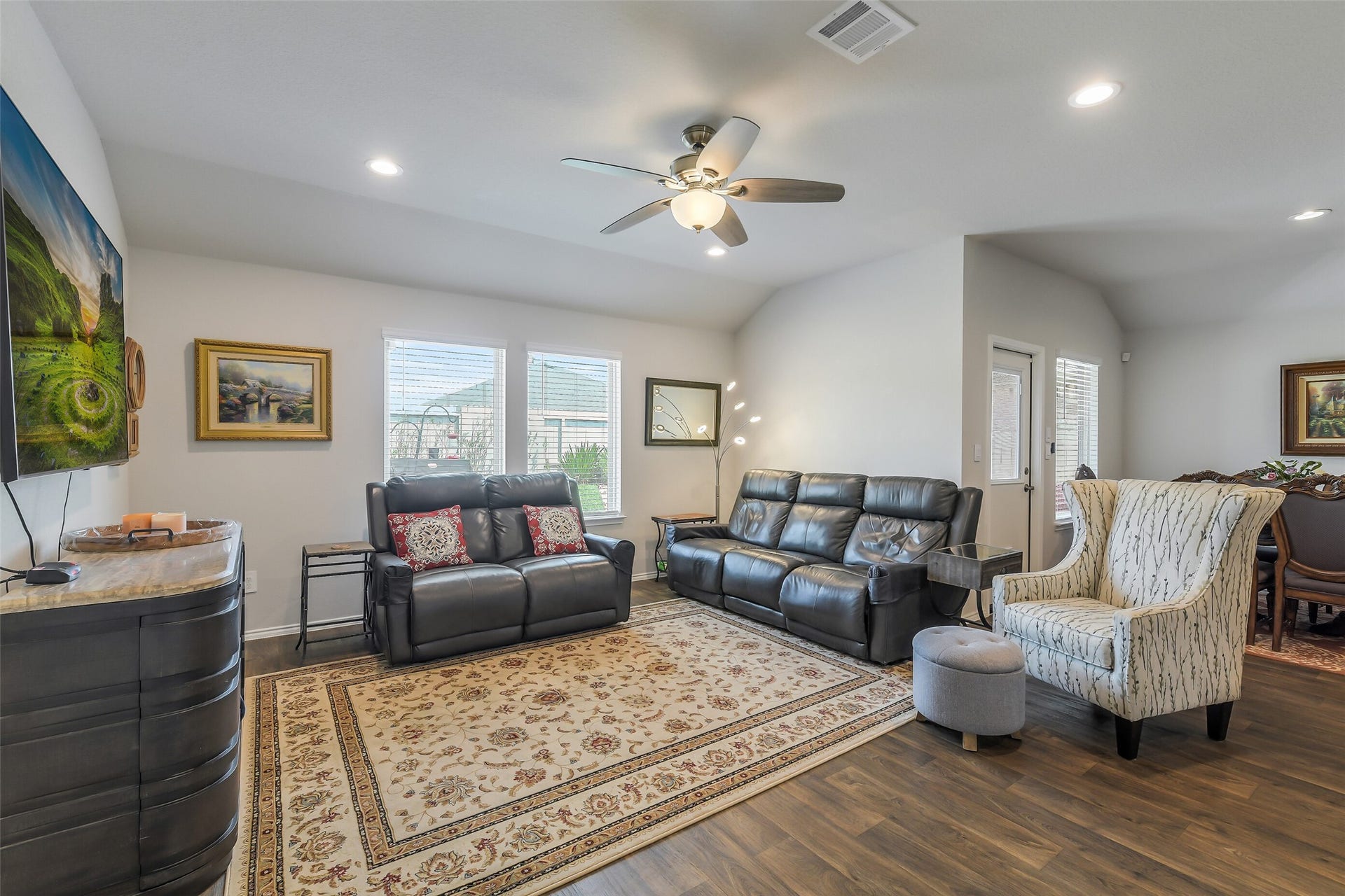 21225 Ivy Woods Court, New Caney, TX 77357 Large living area with abundant lighting and high ceilings.
