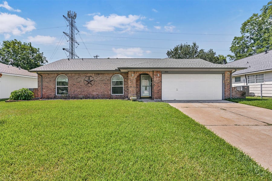 Property photo for 2003 Kingsway Drive, League City, TX