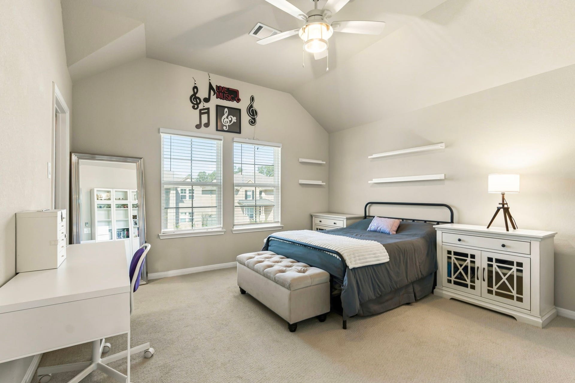 7050 Lauren Oak Drive, Conroe, TX 77304 7050 Lauren Oak Drive, Conroe, TX 77304