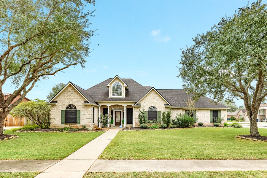 Property photo for 900 N Belle St, Angleton, TX