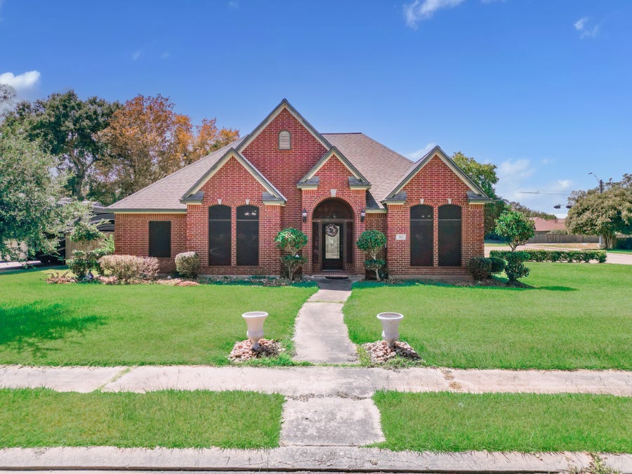 Property photo for 101 Pintail Drive, Clute, TX