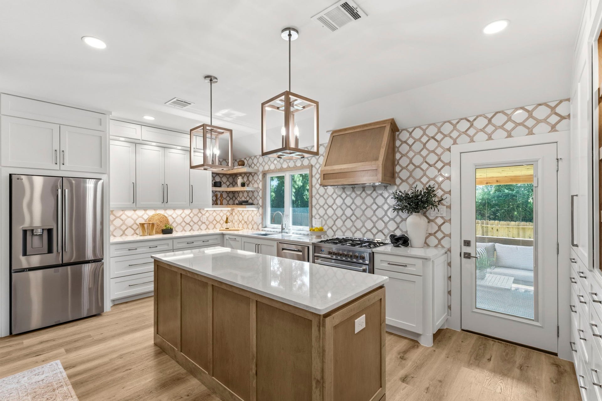 76 Woodhaven Wood Drive, The Woodlands, TX 77380 Imagine cooking and entertaining in this showstopper of a kitchen!
