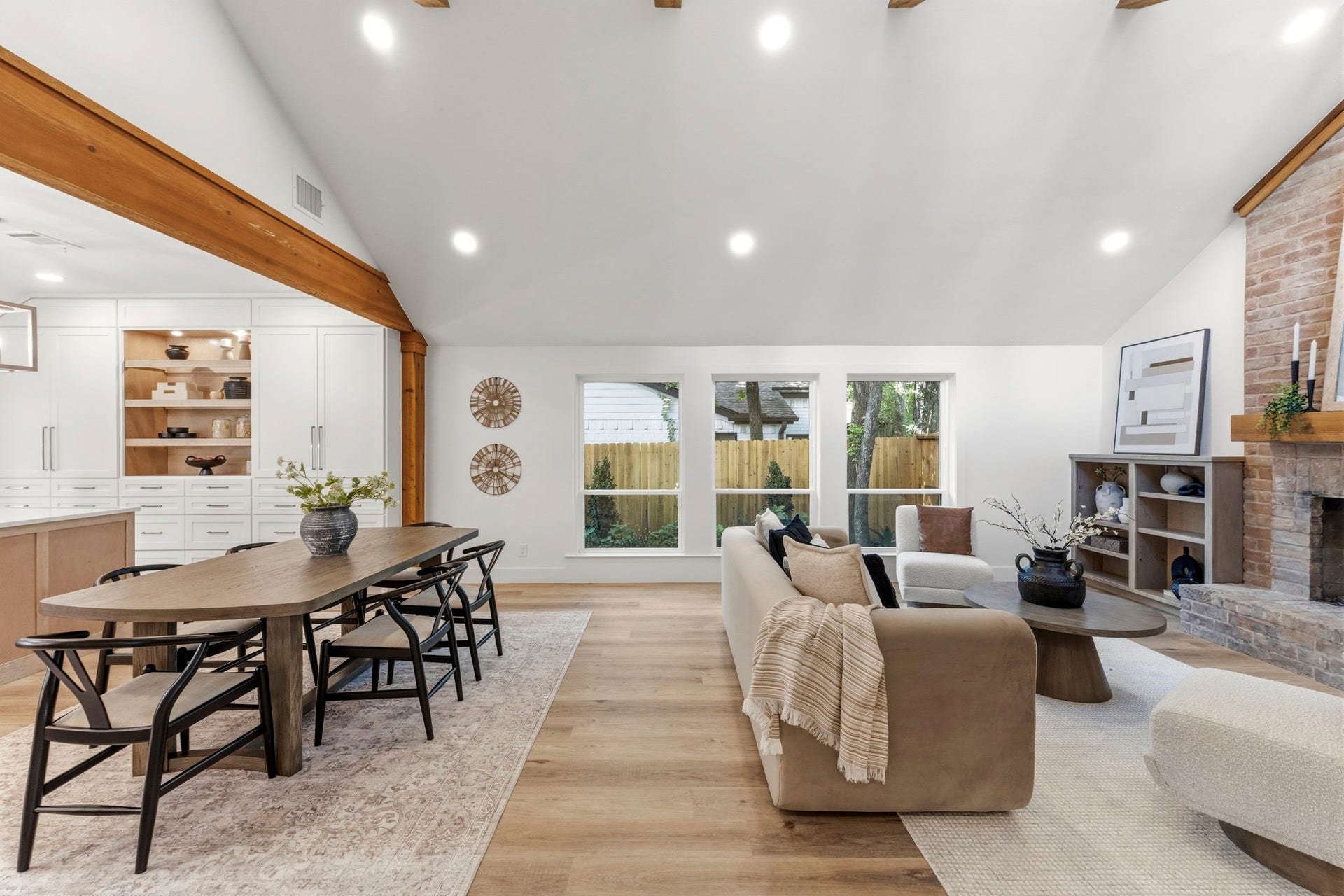 76 Woodhaven Wood Drive, The Woodlands, TX 77380 The seamless connection to the designer kitchen makes this space perfect for both everyday living and effortless entertaining.