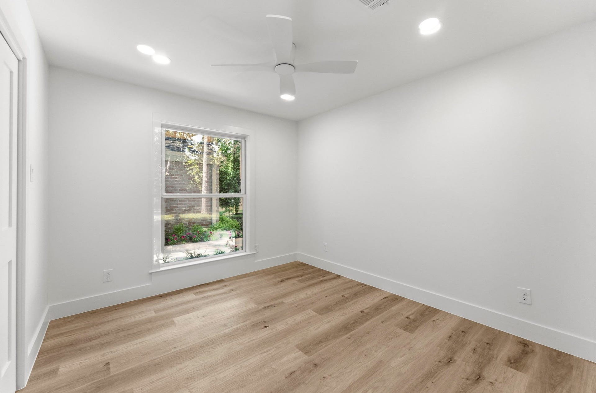 76 Woodhaven Wood Drive, The Woodlands, TX 77380 One of two spacious secondary bedrooms. This light-filled room offers the perfect space for family or guests.