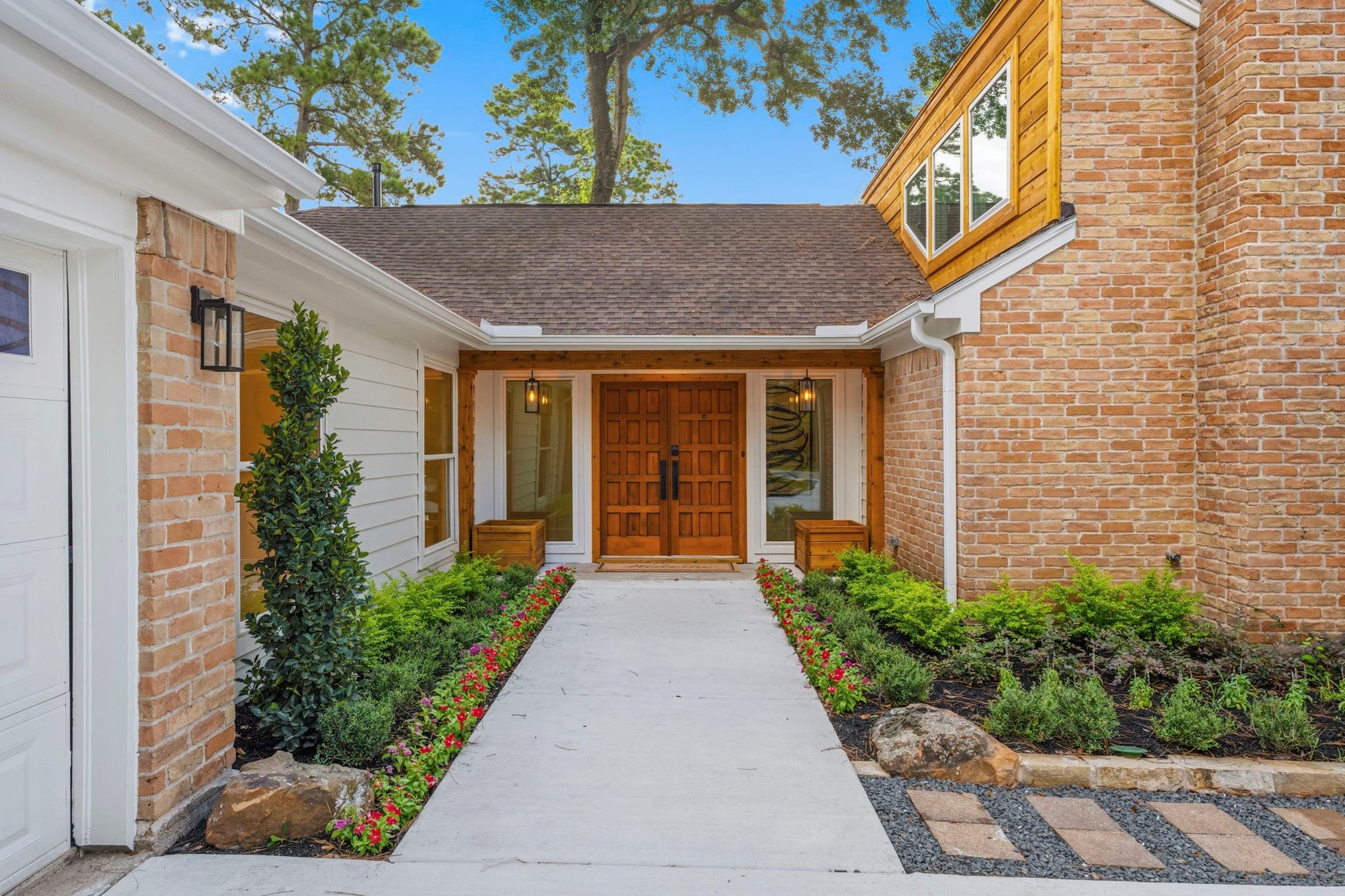 76 Woodhaven Wood Drive, The Woodlands, TX 77380 Framed by updated cedar accents, oversized sidelights, and stylish designer lighting, the inviting covered entry creates a warm first impression and showcases the exceptional attention to detail found throughout the home.
