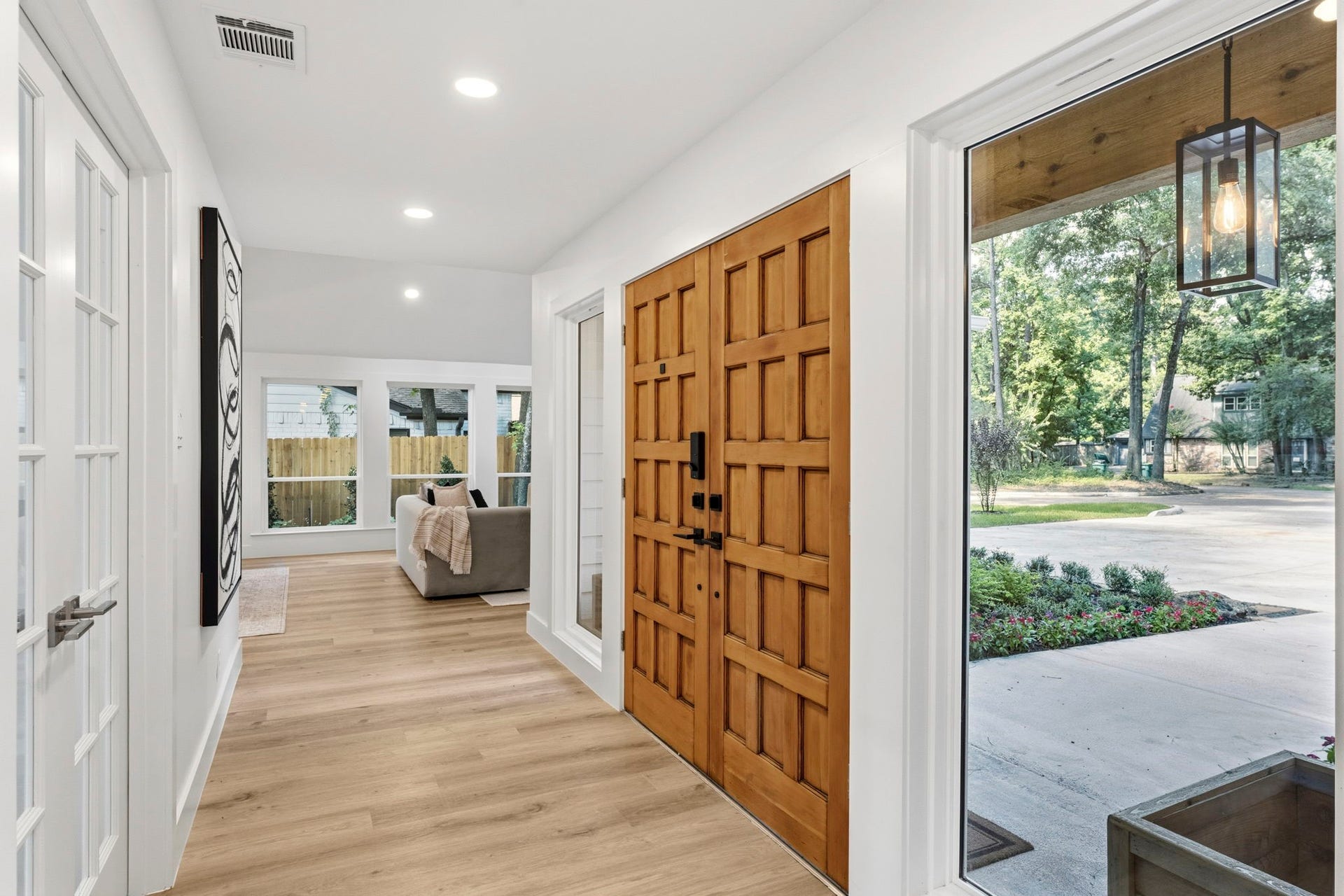 76 Woodhaven Wood Drive, The Woodlands, TX 77380 Expansive windows fill the space with natural light and the open sightlines provide a seamless flow into the heart of the home.