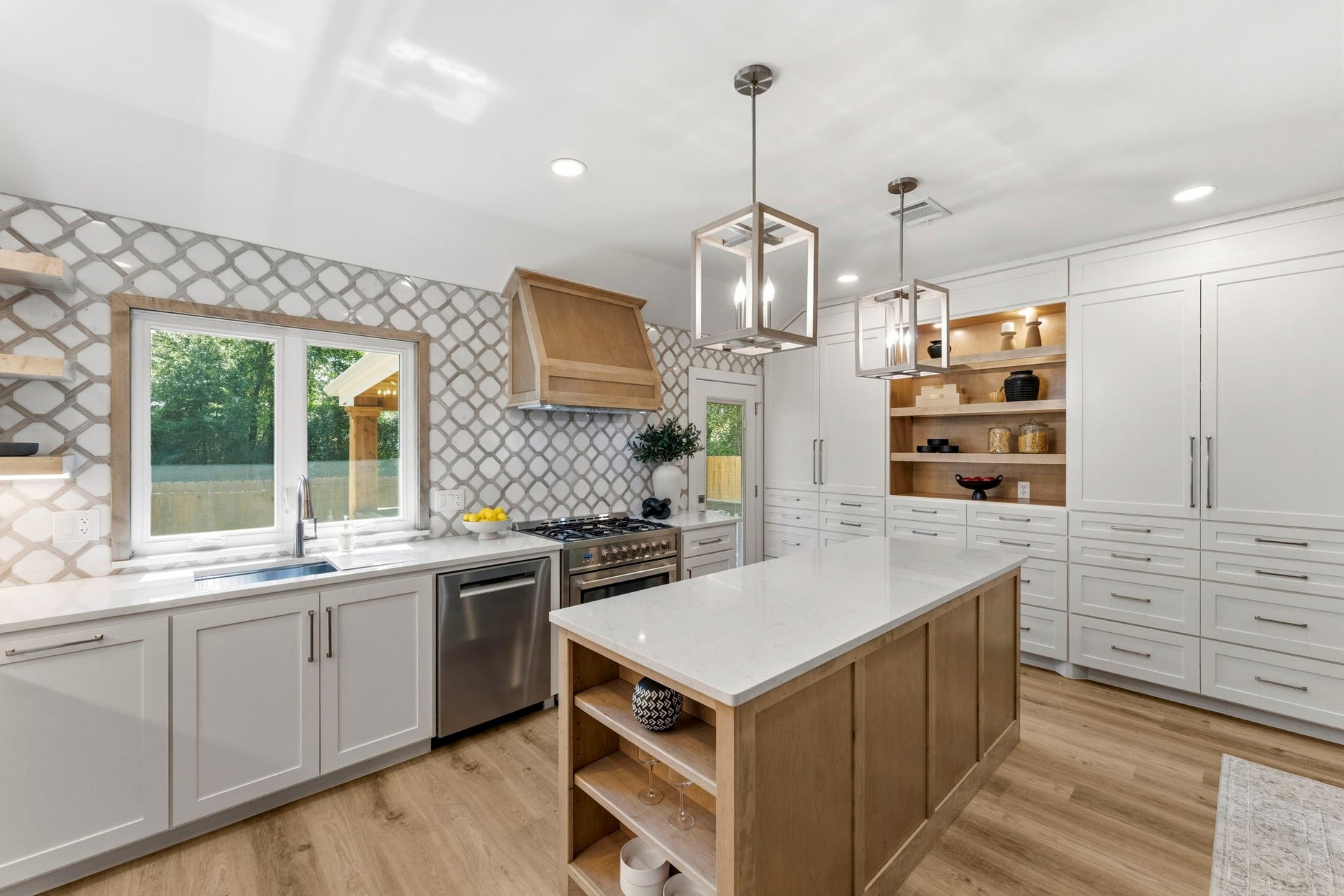 76 Woodhaven Wood Drive, The Woodlands, TX 77380 The oversized island offers generous prep space and seating.