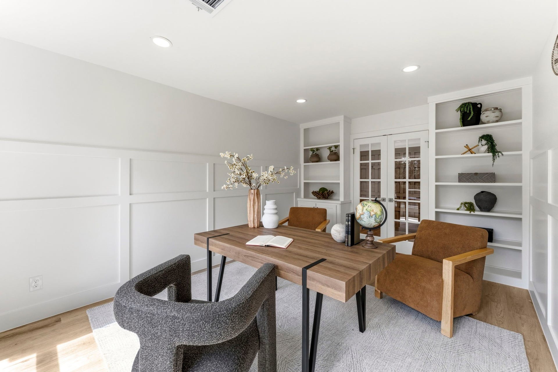 76 Woodhaven Wood Drive, The Woodlands, TX 77380 Inviting workspace with custom built in shelving.