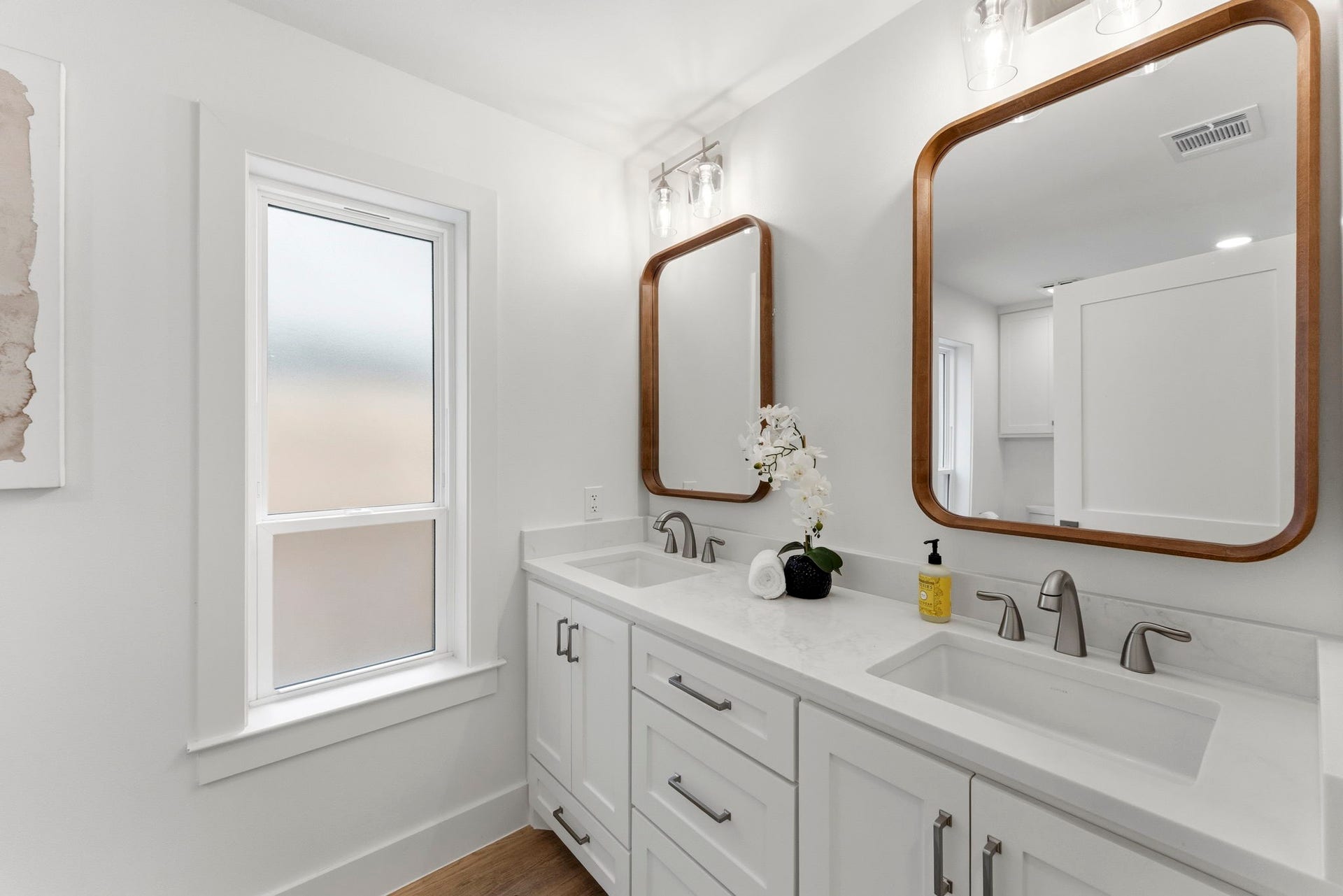 76 Woodhaven Wood Drive, The Woodlands, TX 77380 This beautifully updated secondary bath features a quartz vanity with custom cabinetry, designer lighting, modern fixtures, and timeless tile finishes.
