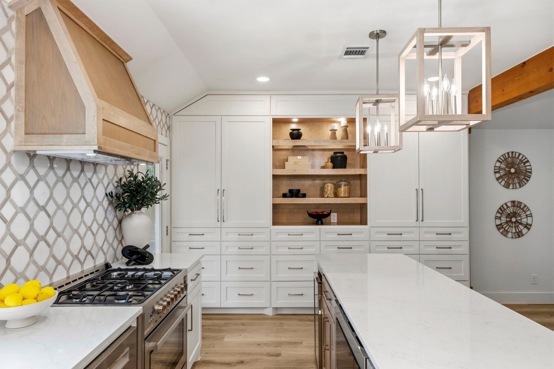 76 Woodhaven Wood Drive, The Woodlands, TX 77380 Every detail, from the custom finishes to the designer lighting, was carefully selected to create a magazine worthy kitchen.