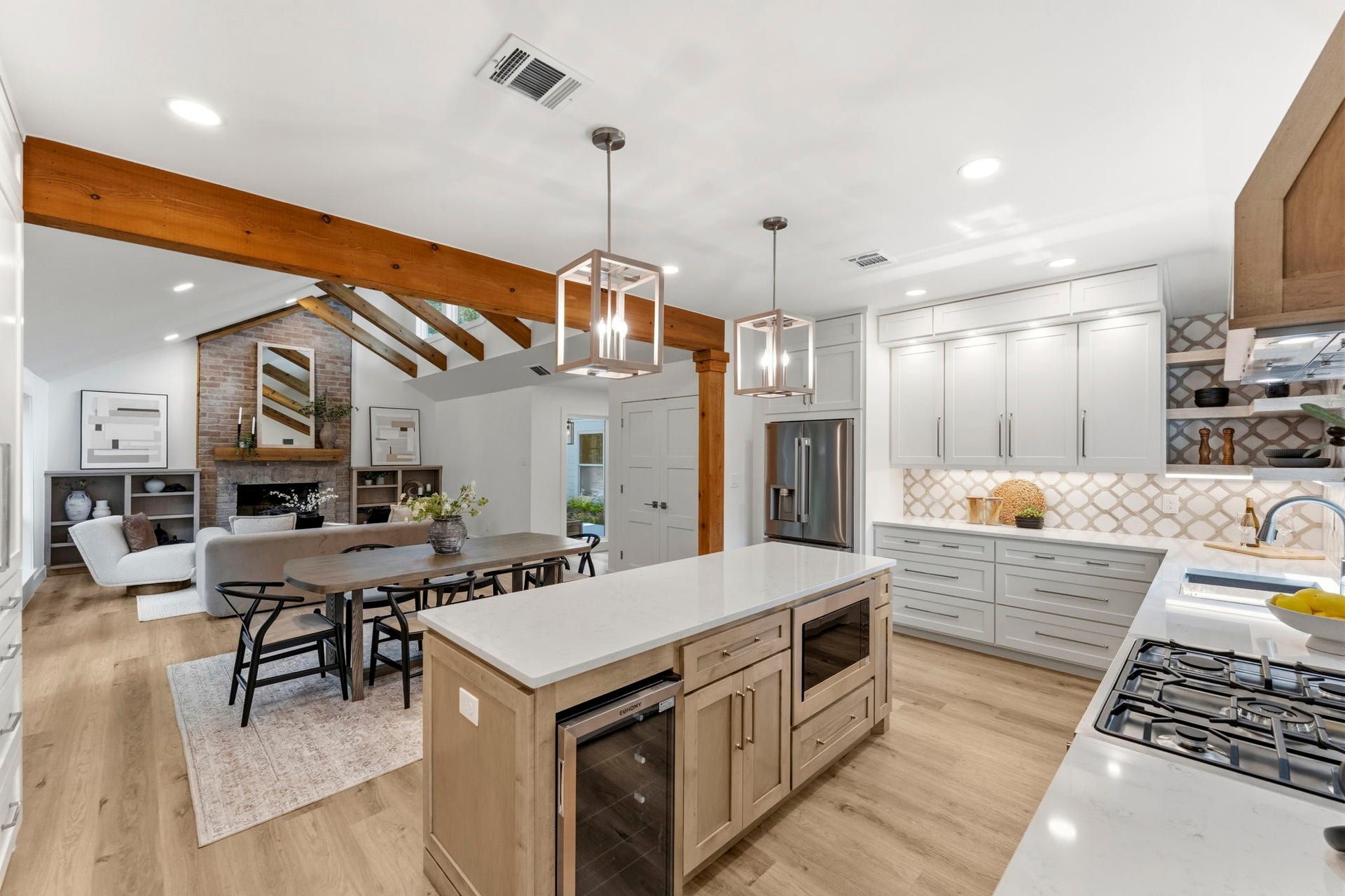 76 Woodhaven Wood Drive, The Woodlands, TX 77380 Premium stainless steel appliances and an open connection to the dining and living areas make this space as functional as it is beautiful.