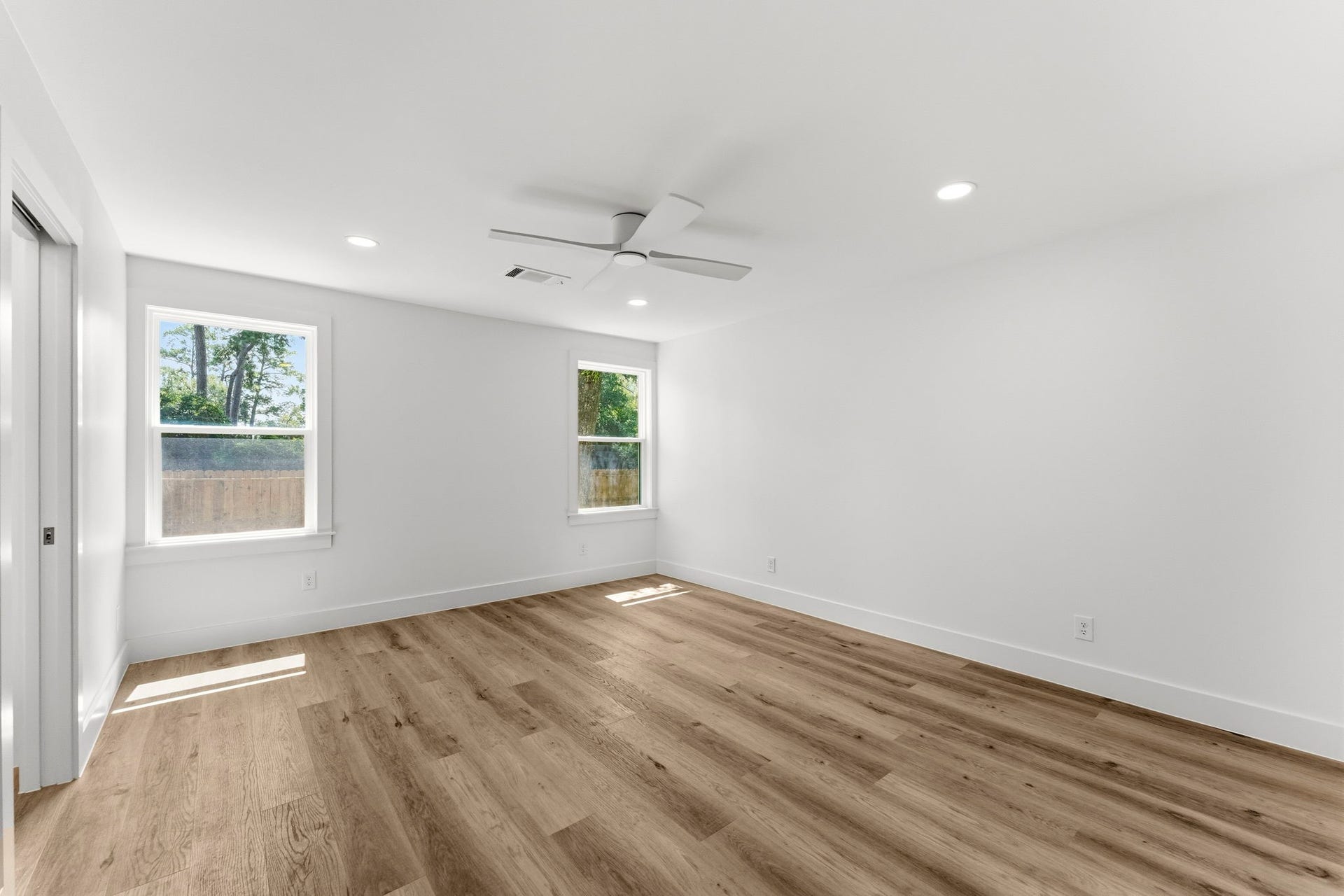 76 Woodhaven Wood Drive, The Woodlands, TX 77380 Designed as a true owner's retreat, the spacious primary suite easily accommodates a king-sized bed, additional seating, and features direct access to the luxurious en-suite bath and custom walk-in closet.