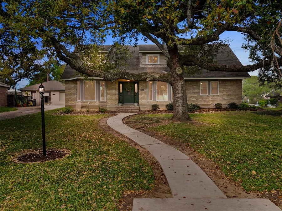 Property photo for 15431 Wandering Trail, Friendswood, TX