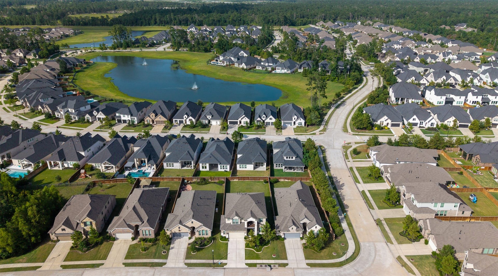 28314 Emerald Bend, Spring, TX 77386 Nestled in an amenity-rich neighborhood with a catch-and-release pond, this prime Houston community features expansive green spaces and easy access to Highway 99.