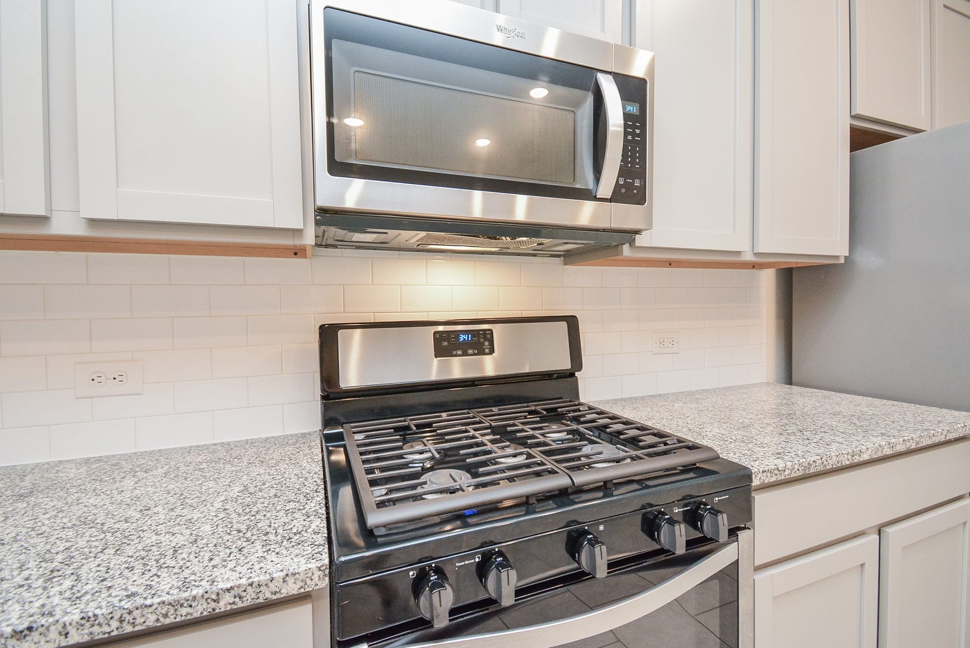 7450 French Quarter Court, Fulshear, TX 77441 The sturdy cooktop is ready to serve up your culinary delights!