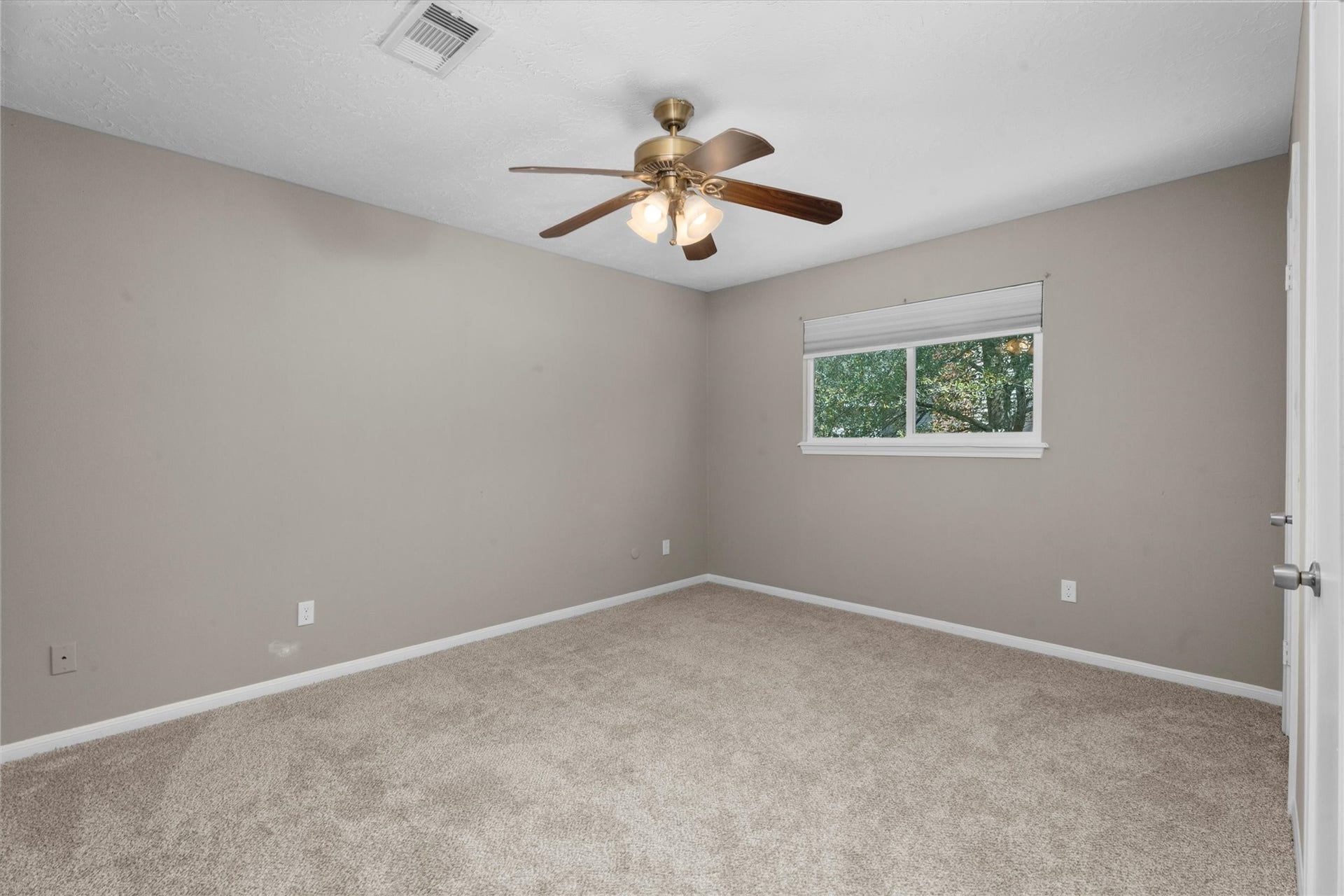 5939 Havenwoods Drive, Houston, TX 77066 Guest Bedroom #3 w/ large closet