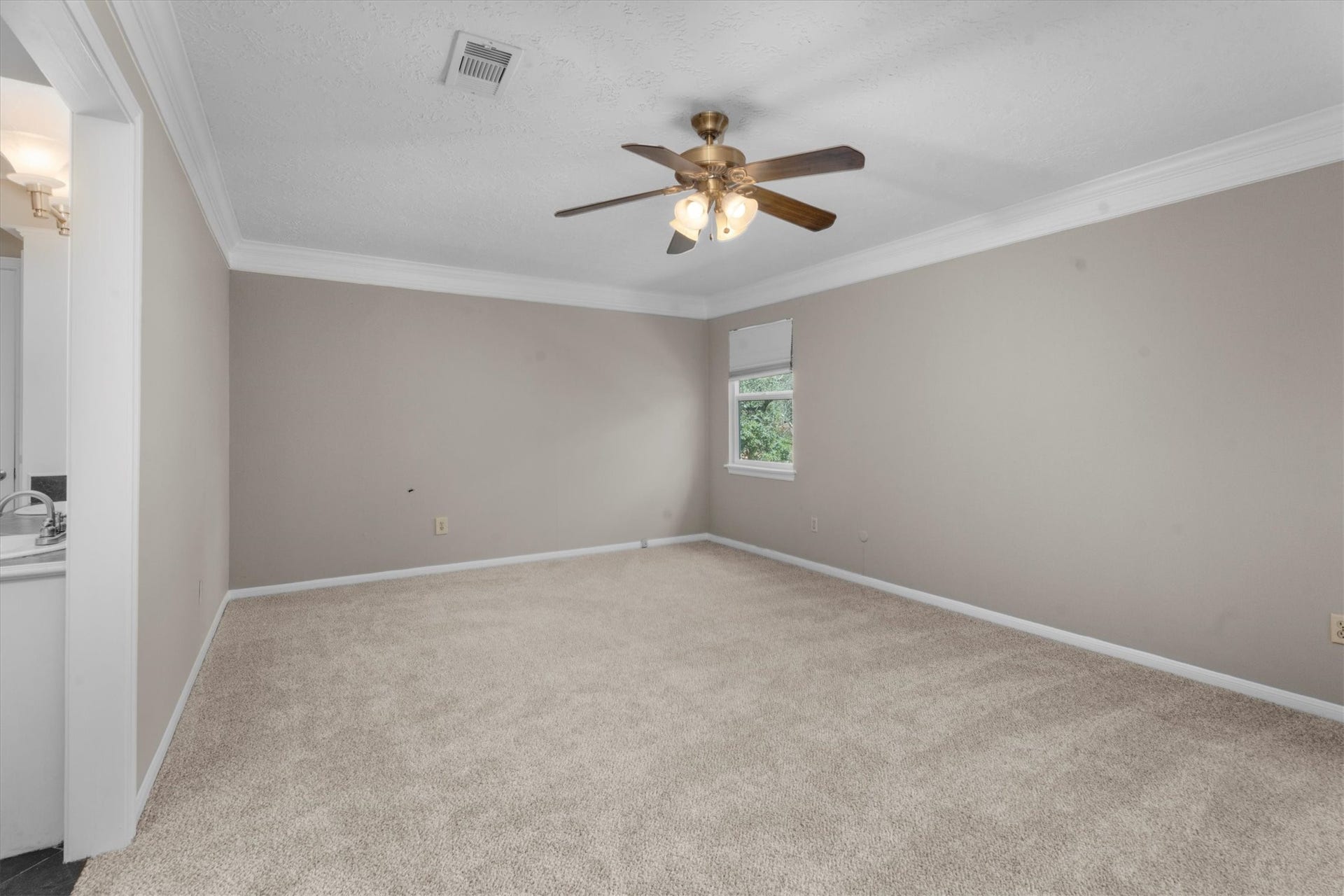 5939 Havenwoods Drive, Houston, TX 77066 Huge Primary Bedroom
Freshly painted and brand new carpet