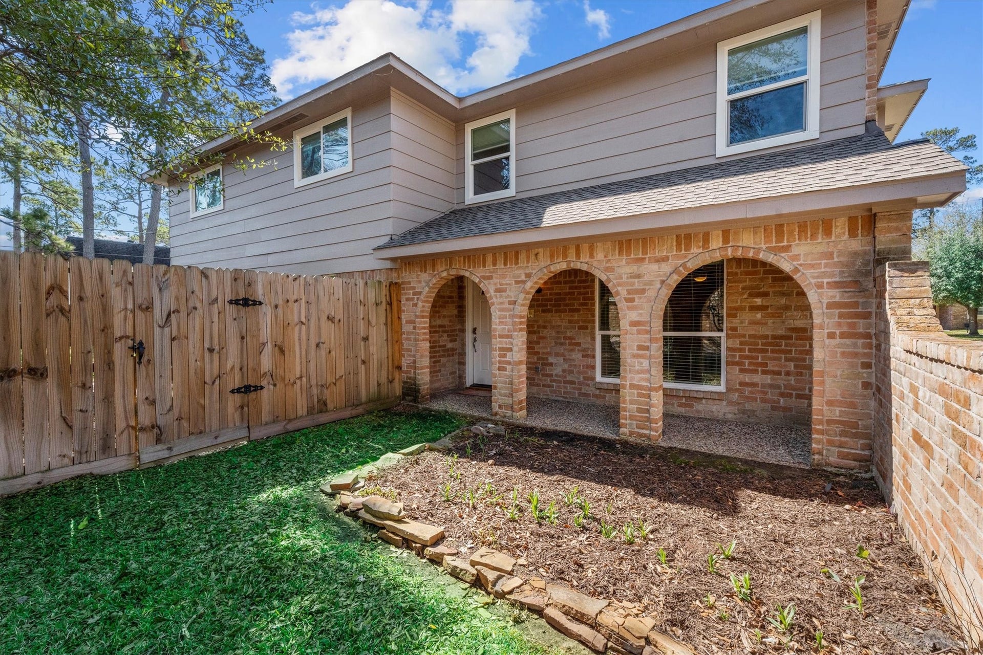 5939 Havenwoods Drive, Houston, TX 77066 Imagine having Morning coffee in your couryard garden with these graceful arches as a backdroop!