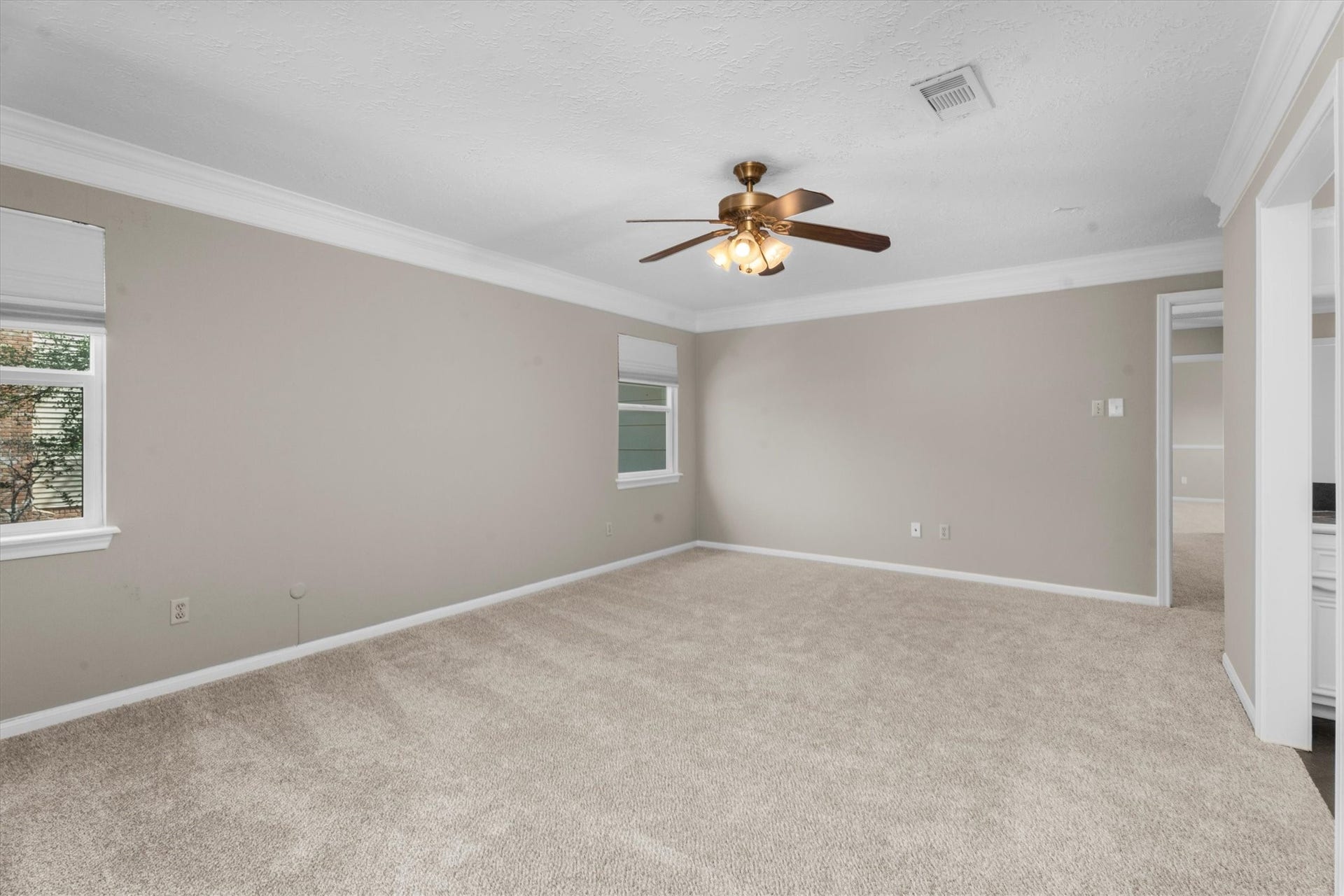 5939 Havenwoods Drive, Houston, TX 77066 Primary showing 2 windows and lots of wall space