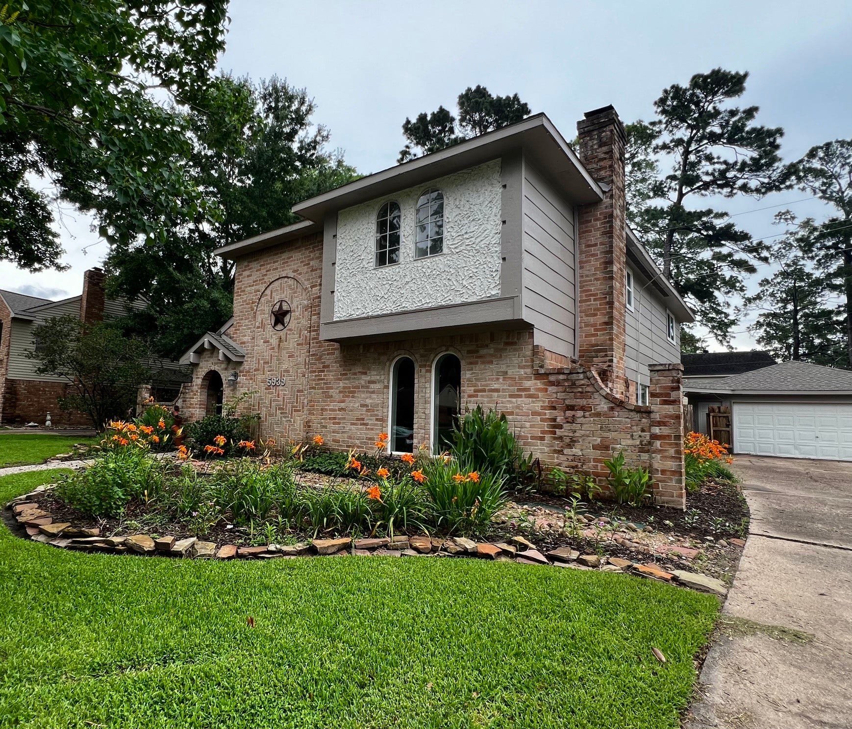 5939 Havenwoods Drive, Houston, TX 77066 side view from the Right Front