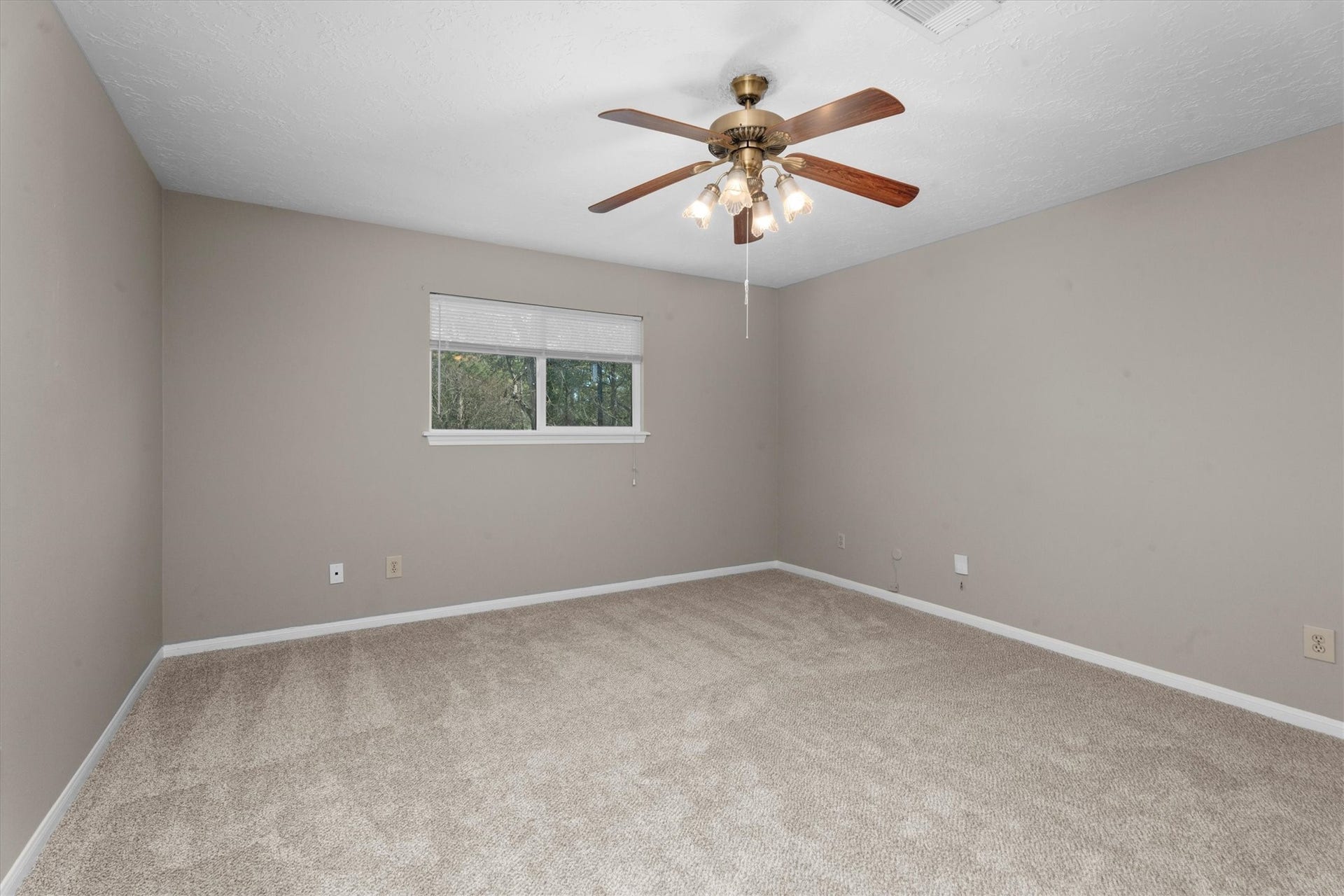 5939 Havenwoods Drive, Houston, TX 77066 Guest bedroom #1 It has 2 closets