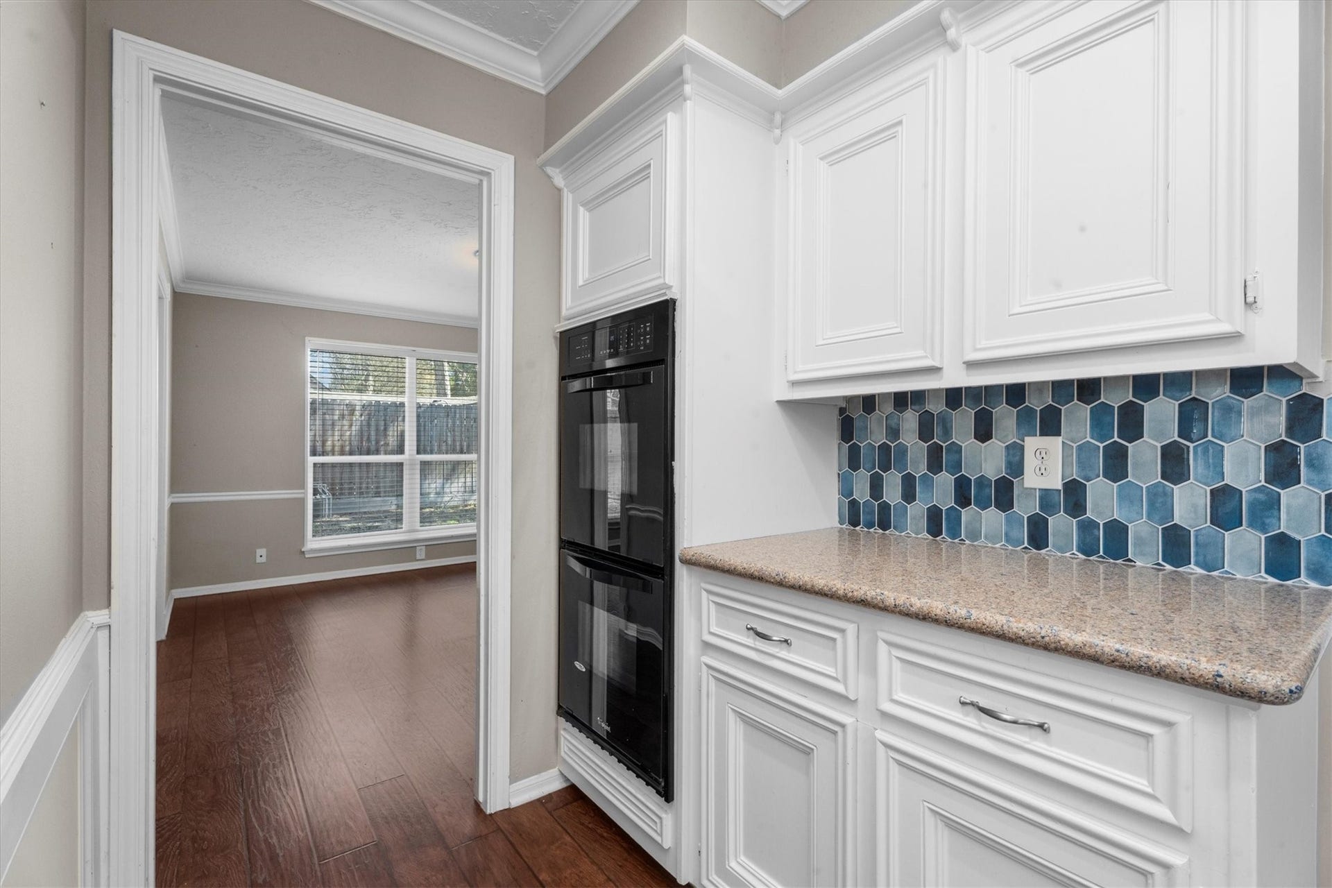 5939 Havenwoods Drive, Houston, TX 77066 Double ovens, Updated back splash