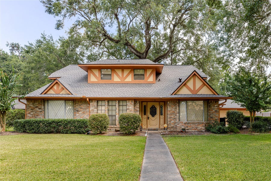 Property photo for 118 Arrowwood Street, Lake Jackson, TX