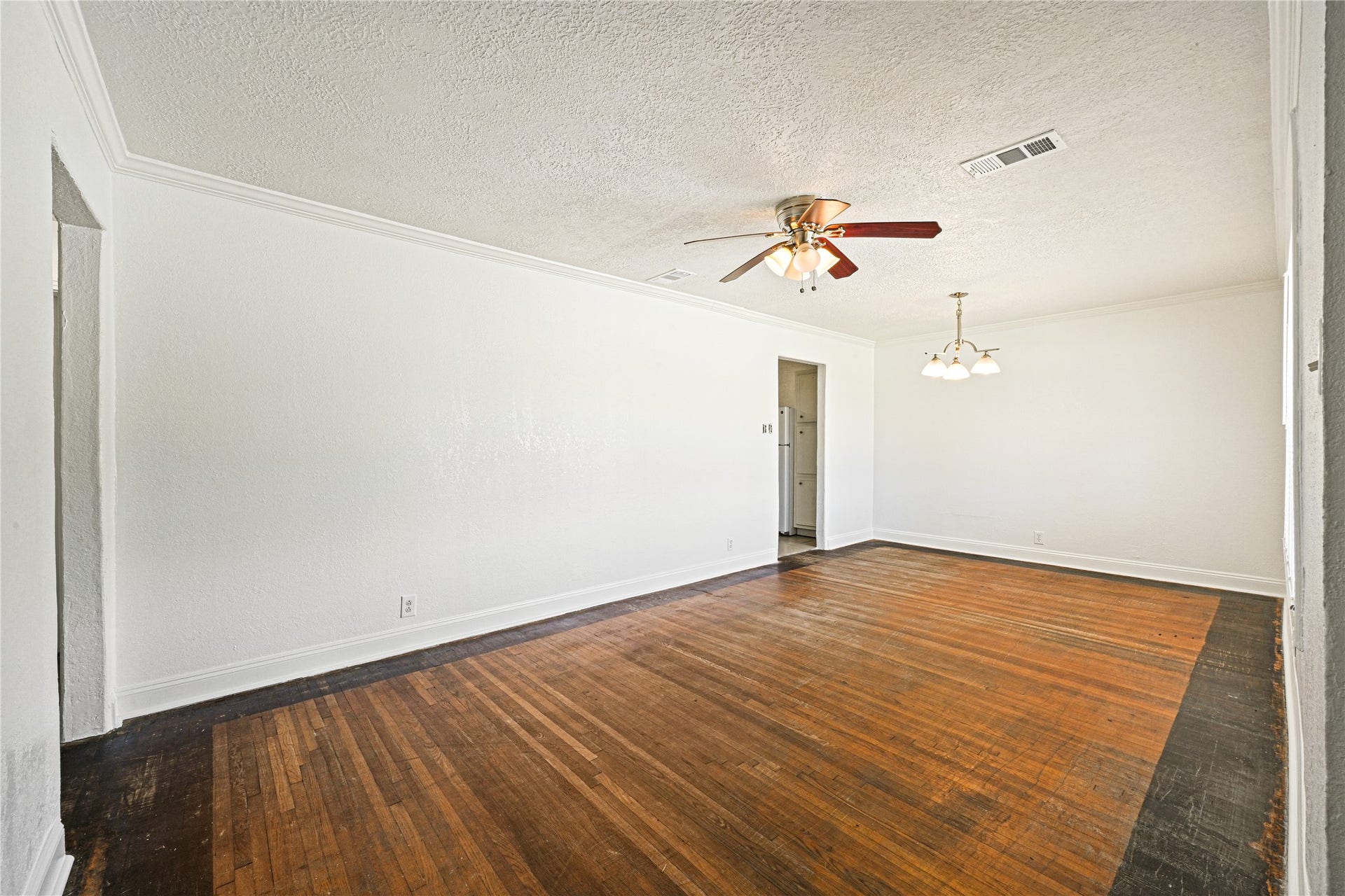 119 West Avenue, Pasadena, TX 77502 Living/dining combo
